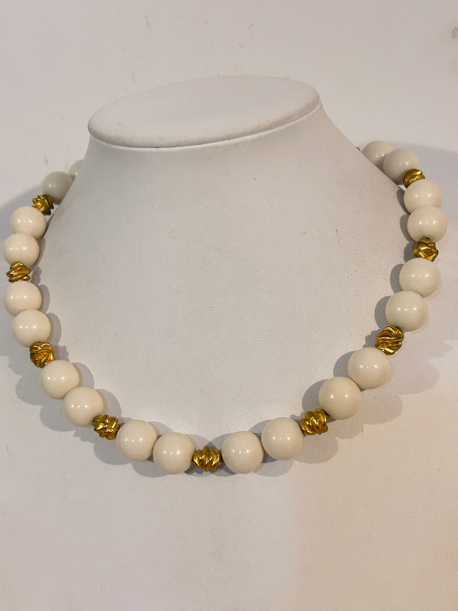 Vintage white Acrylic beaded Gold tone Necklace Sz 18": Vintage white Acrylic beaded Gold tone Necklace Sz 18" Please view all photos as they are part of the description and condition of this Item, Feel free to contact me with questions or picture requests