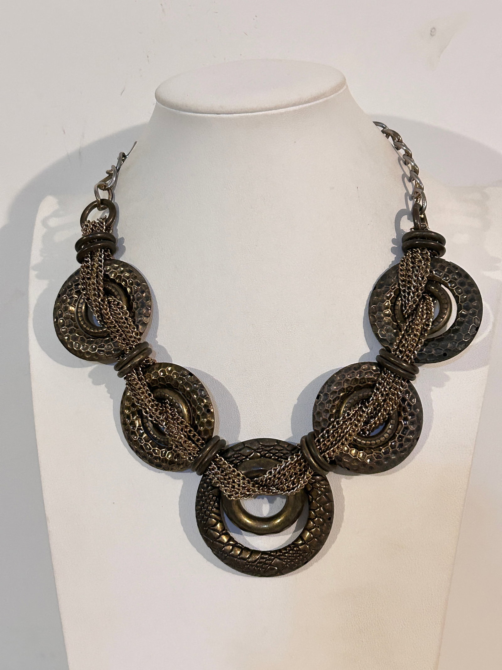Vintage Statement Necklace Sz 18": Vintage Statement Necklace Sz 18" Please view all photos as they are part of the description and condition of this Item, Feel free to contact me with questions or picture requests! Used Item AS IS