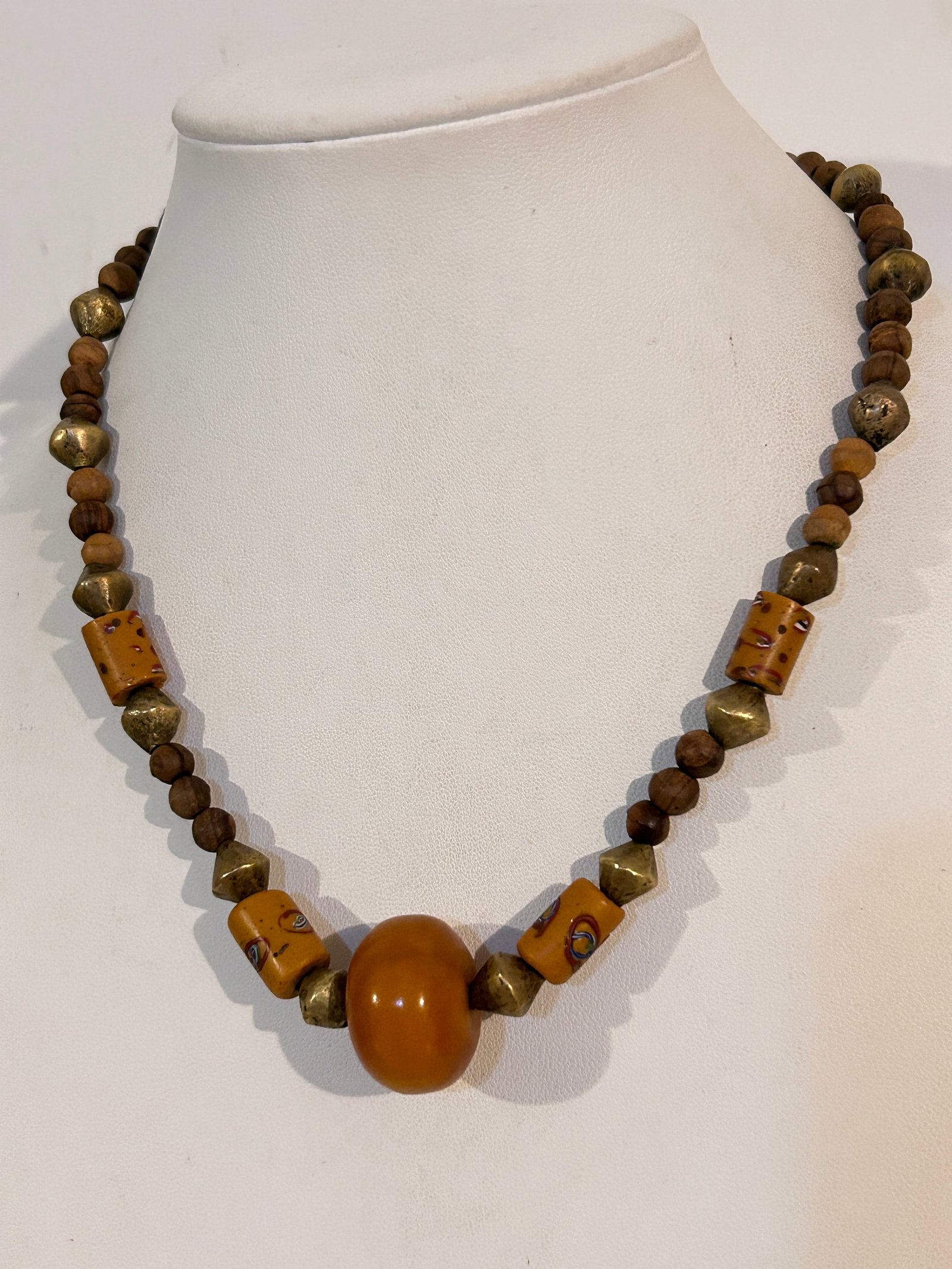 Vintage Tested Amber pendant Necklace Sz 16": Vintage Tested Amber pendant Necklace Sz 16" Please view all photos as they are part of the description and condition of this Item, Feel free to contact me with questions or picture requests! Used Ite