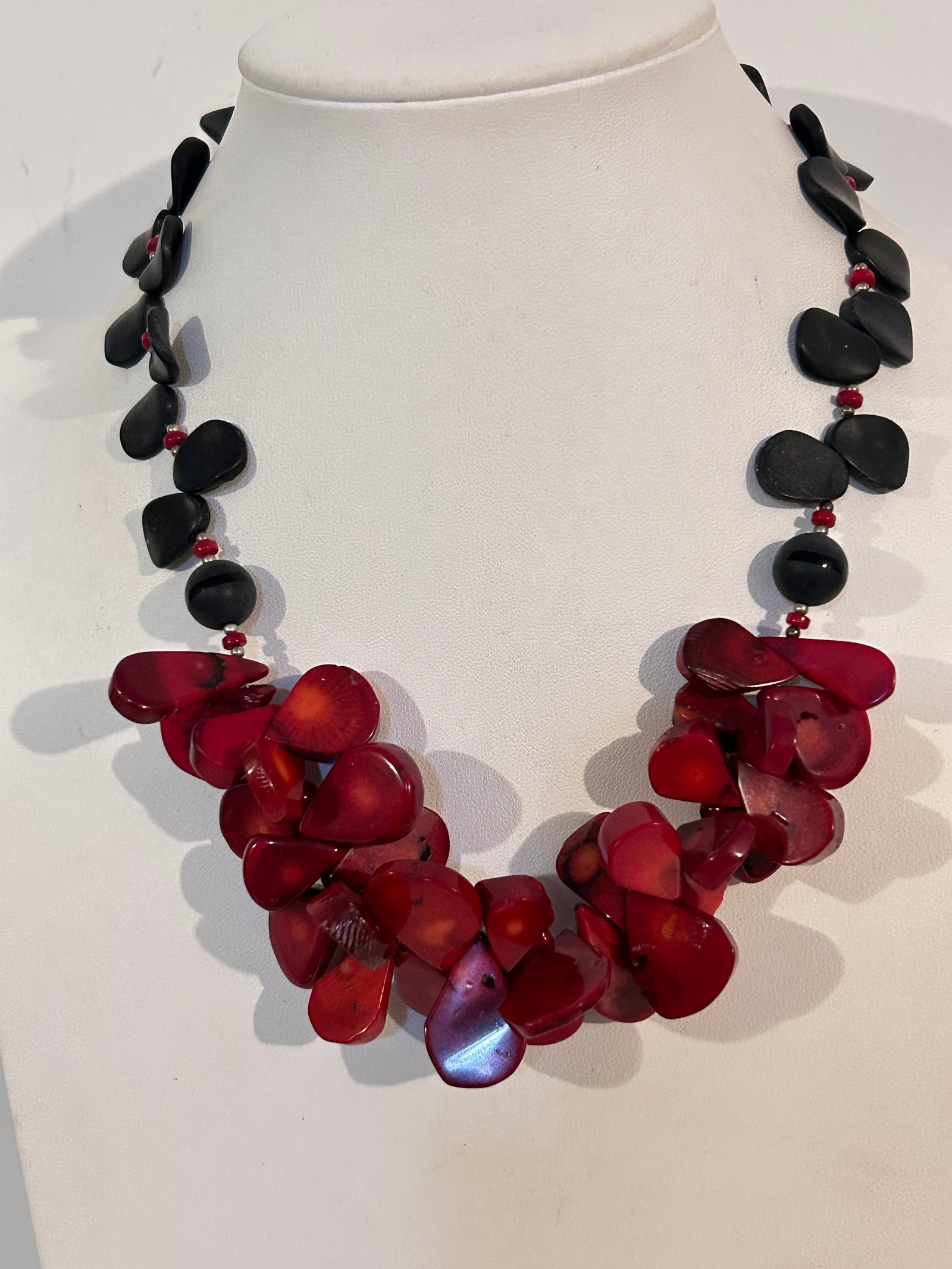 Vintage Hand Made red stone Necklace Sz 14": Vintage Hand Made red stone Necklace Sz 14" Please view all photos as they are part of the description and condition of this Item, Feel free to contact me with questions or picture requests! Used Item