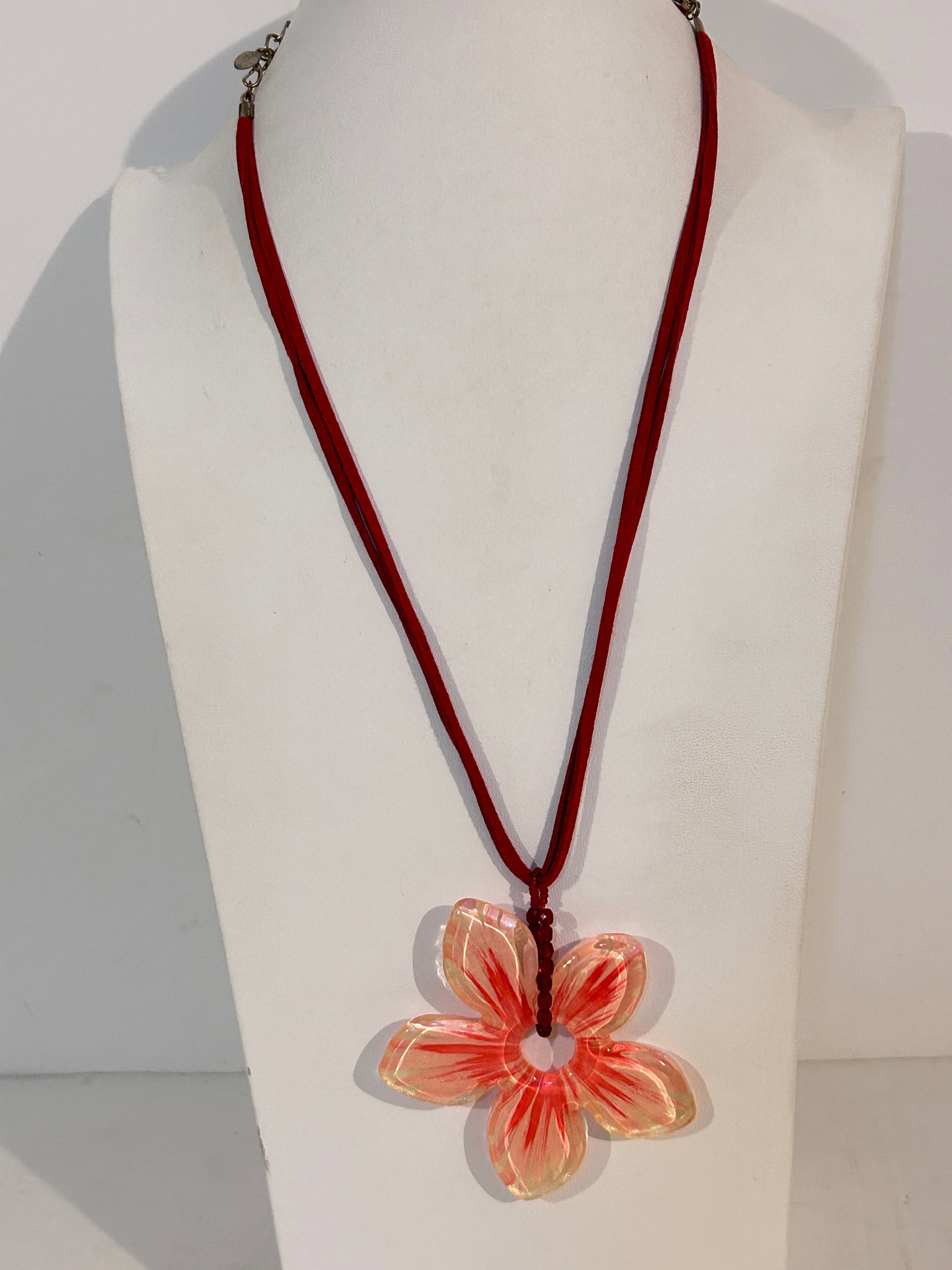 Vintage Acrylic flower pendant Necklace Sz 19": Vintage Acrylic flower pendant Necklace Sz 19" Please view all photos as they are part of the description and condition of this Item, Feel free to contact me with questions or picture requests! Used I