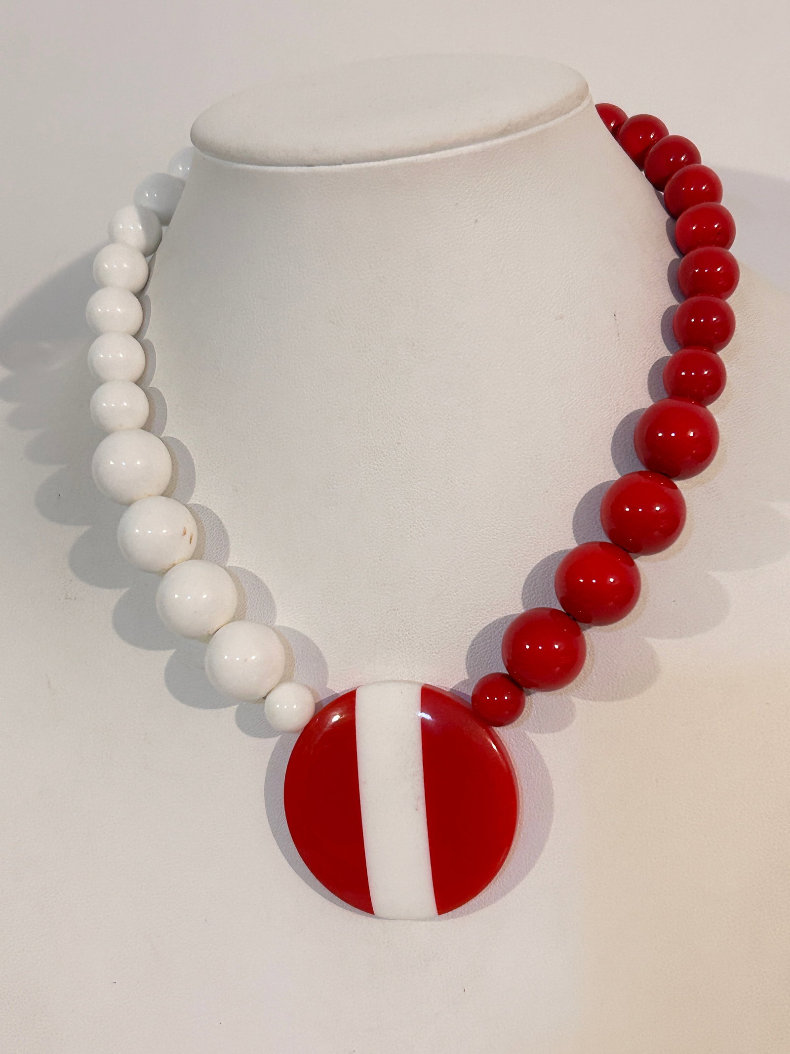 Vintage Red & White Acrylic bead Necklace Sz 16": Vintage Red & White Acrylic bead Necklace Sz 16" Please view all photos as they are part of the description and condition of this Item, Feel free to contact me with questions or picture requests! Used