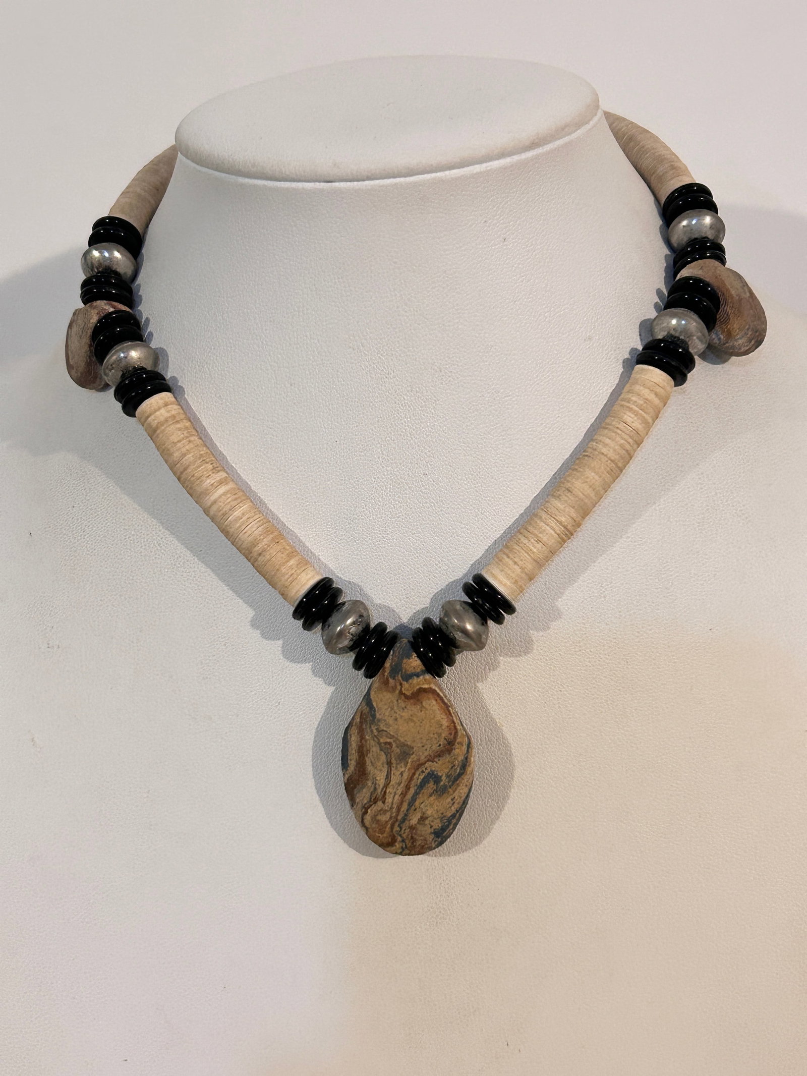 Vintage Choker Stone Necklace Sz 14": Vintage Choker Stone Necklace Sz 14" Please view all photos as they are part of the description and condition of this Item, Feel free to contact me with questions or picture requests! Used Item AS IS