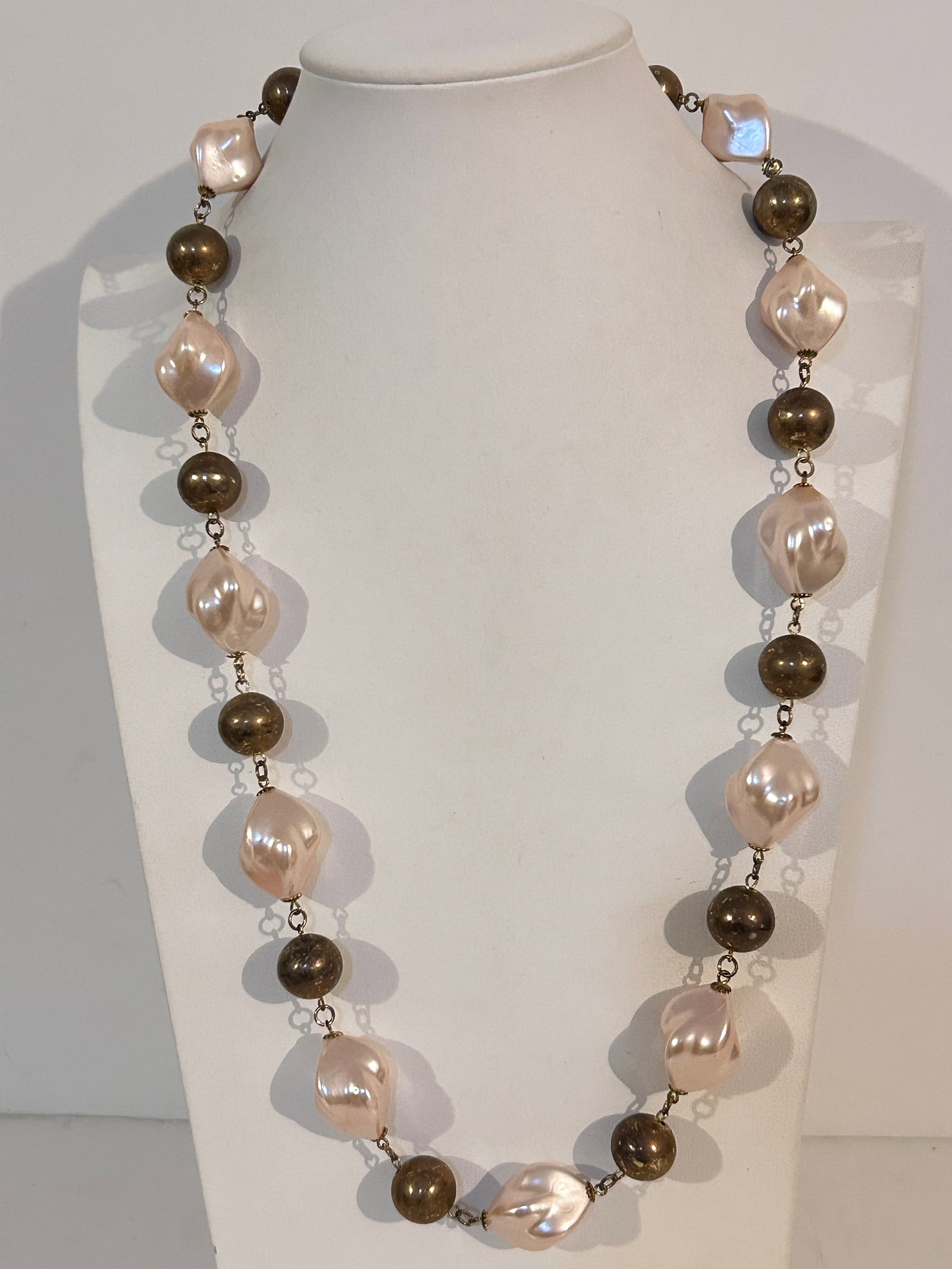 Vintage Faux Pearl Bead Necklace Sz 27": Vintage Faux Pearl Bead Necklace Sz 27" Please view all photos as they are part of the description and condition of this Item, Feel free to contact me with questions or picture requests! Used Item AS 