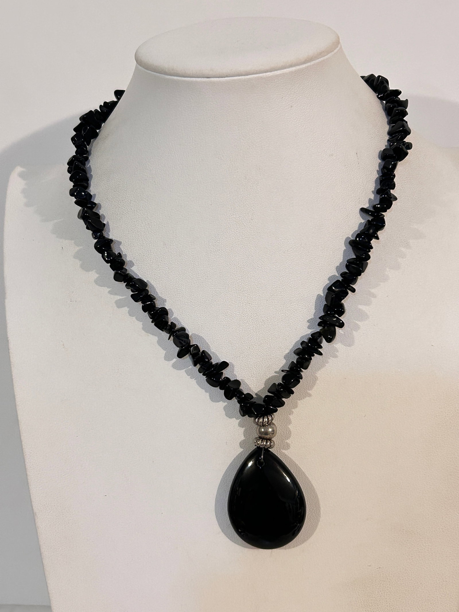 Vintage onyx pendant Necklace Sz 19": Vintage onyx pendant Necklace Sz 19" Please view all photos as they are part of the description and condition of this Item, Feel free to contact me with questions or picture requests! Used Item AS IS