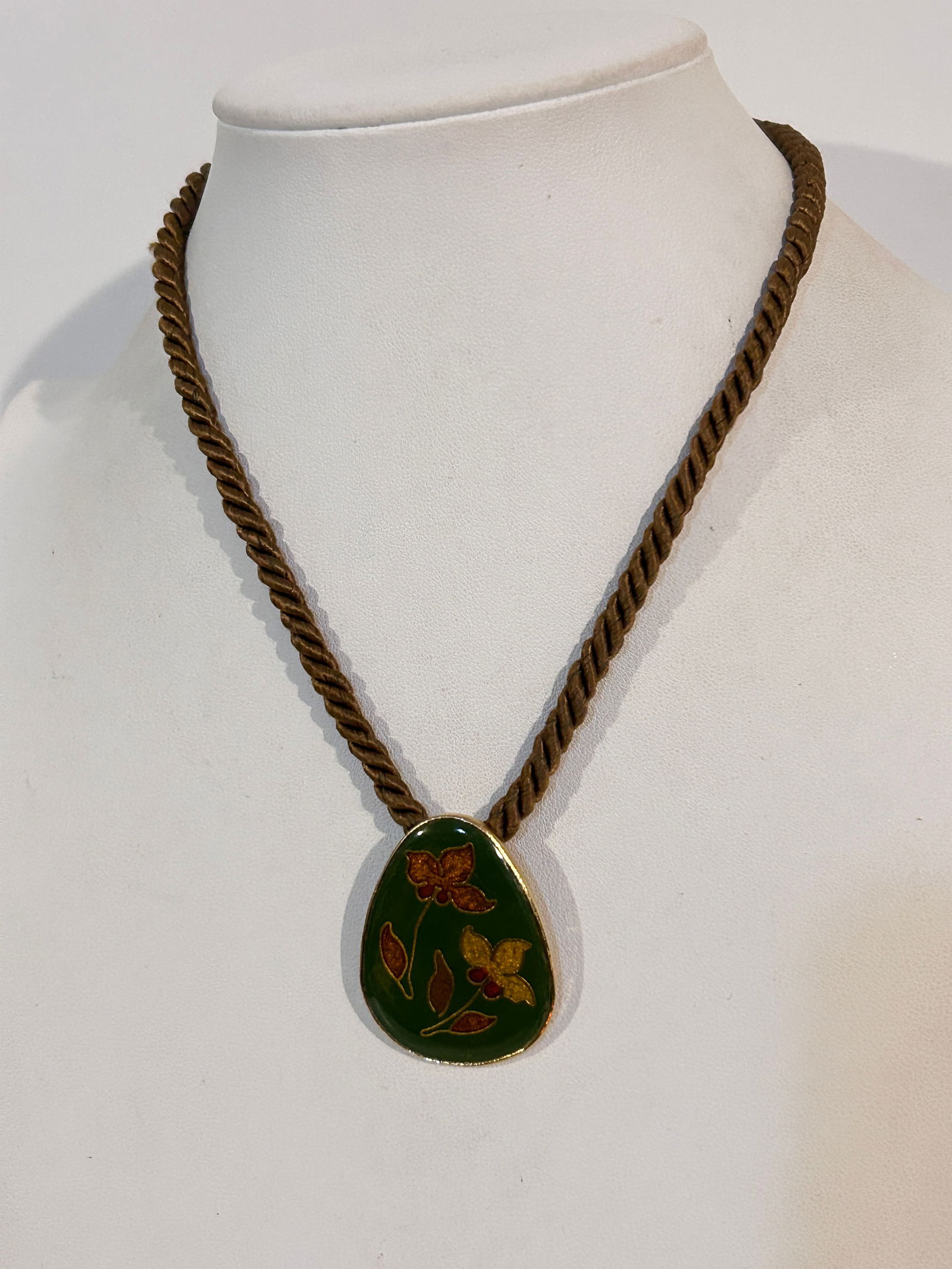 Vintage Cloisonne pendant Necklace Sz 15": Vintage Cloisonne pendant Necklace Sz 15" Please view all photos as they are part of the description and condition of this Item, Feel free to contact me with questions or picture requests! Used Item A