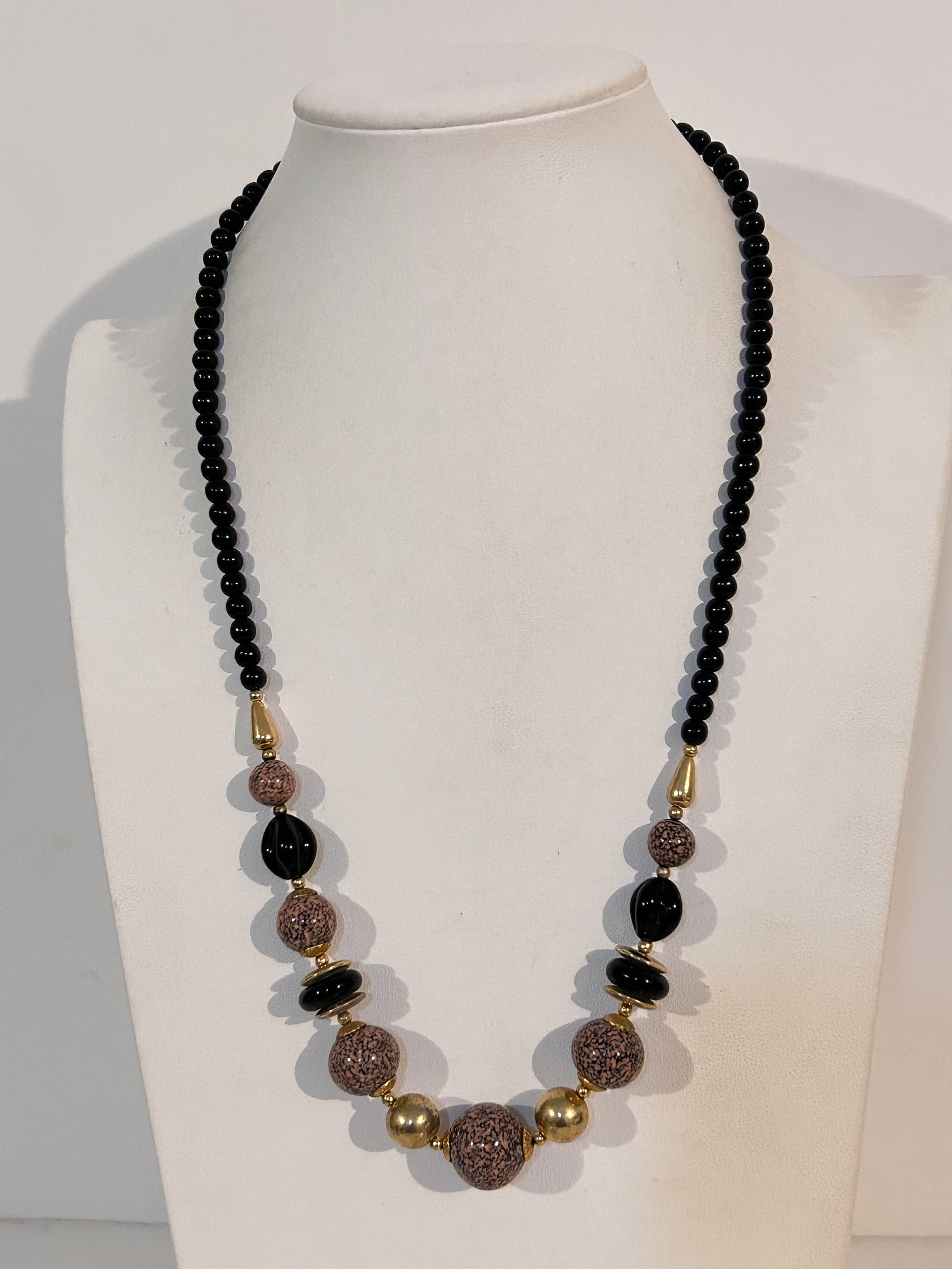 Vintage 18K Gold filled onyx Necklace Sz 23": Vintage 18K Gold filled onyx Necklace Sz 23" Please view all photos as they are part of the description and condition of this Item, Feel free to contact me with questions or picture requests! Used Ite