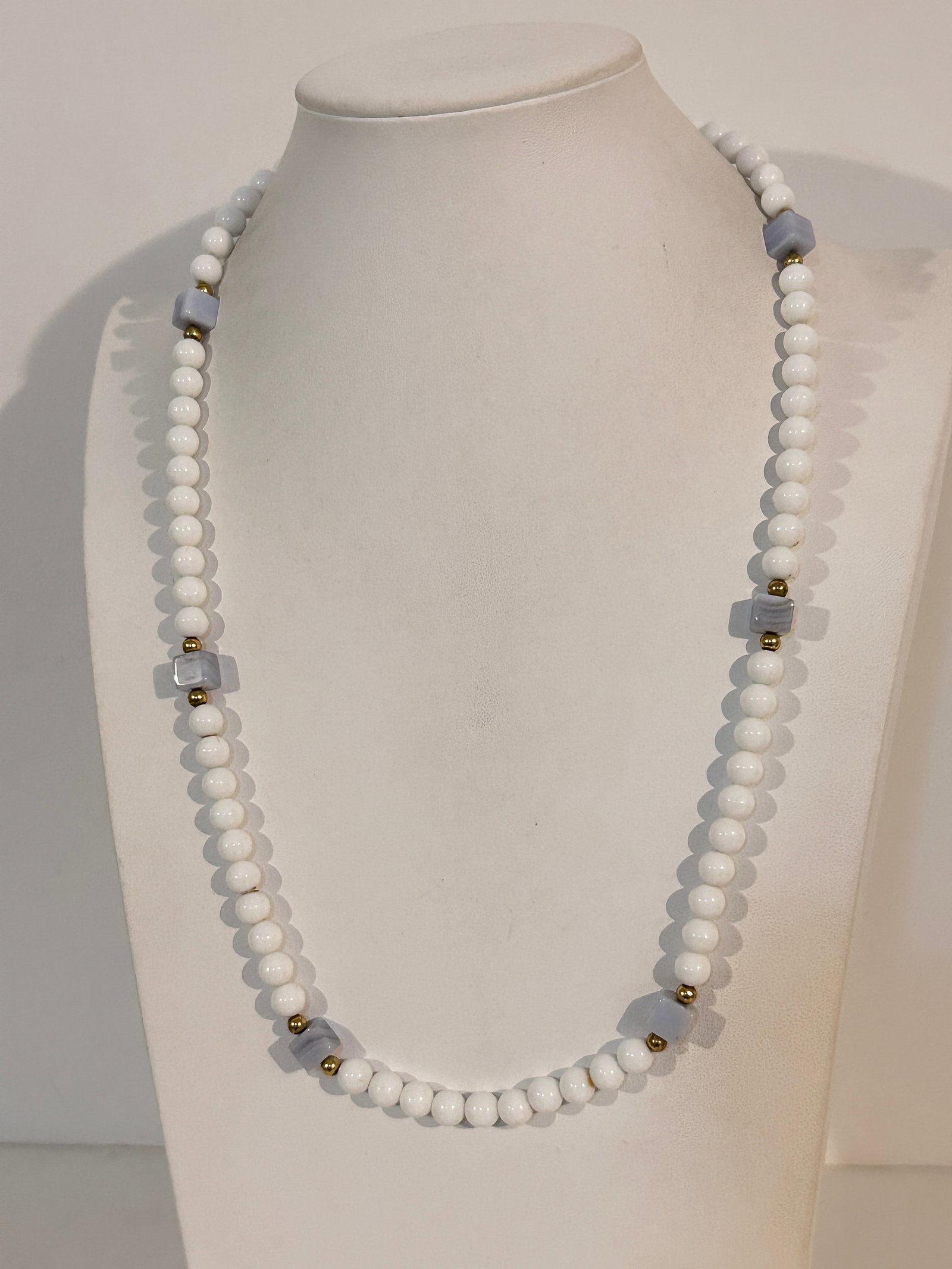 Vintage White glass bead Necklace Sz 25": Vintage White glass bead Necklace Sz 25" Please view all photos as they are part of the description and condition of this Item, Feel free to contact me with questions or picture requests! Used Item AS