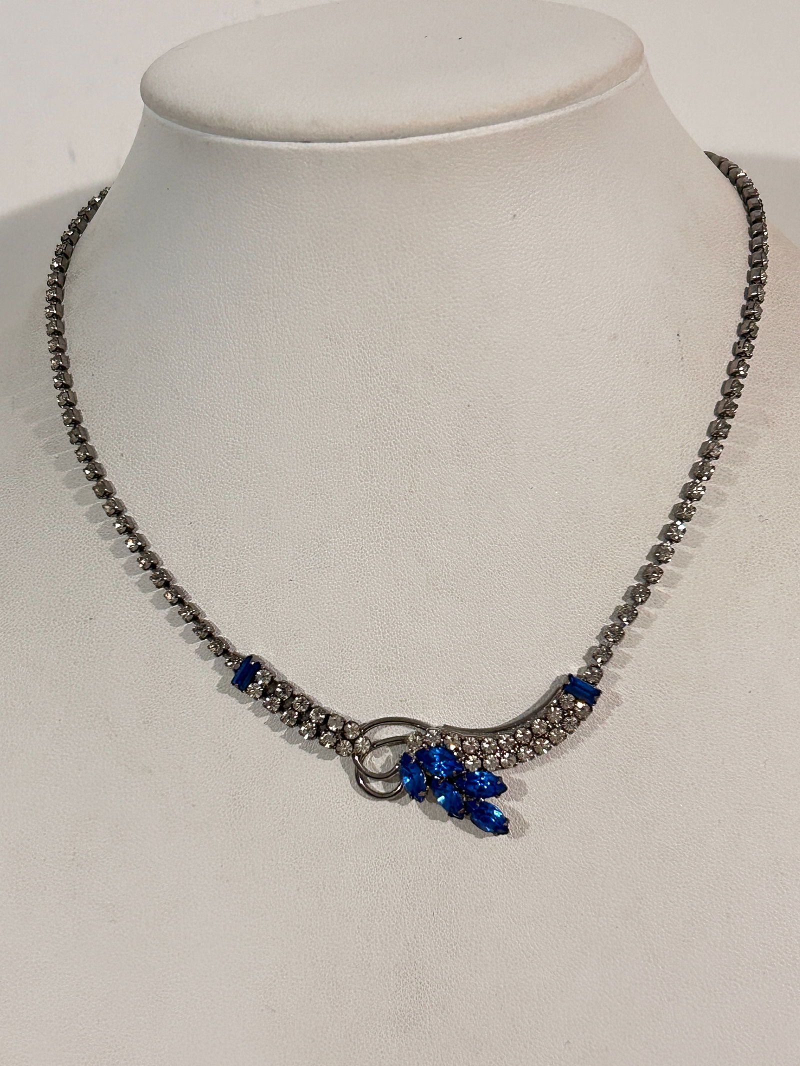 Vintage Silver tone blue Rhinestone Necklace Sz 14" (1 of 5)