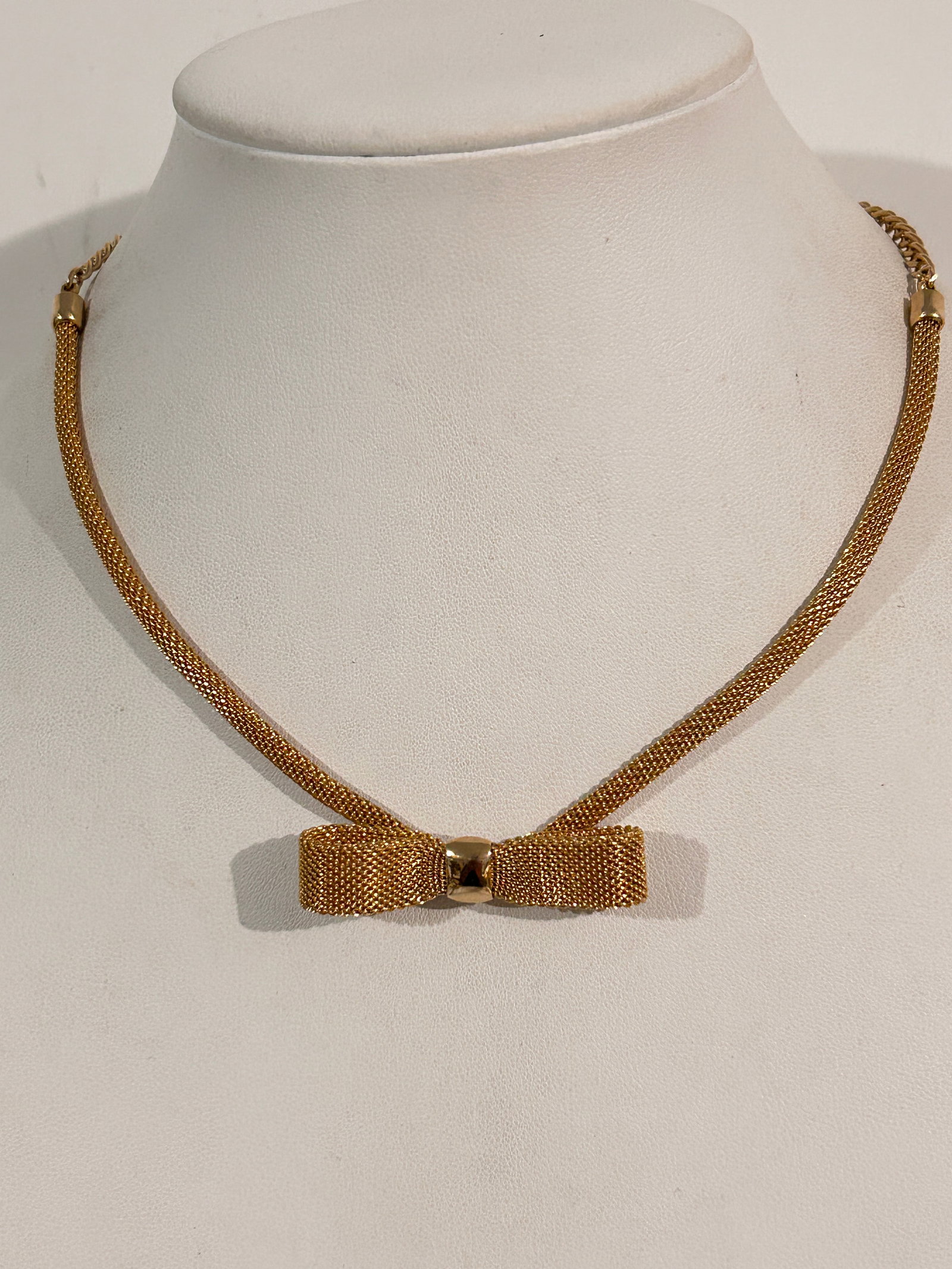 Vintage Gold tone Sarah Cov mesh bow Necklace Sz 14": Vintage Gold tone Sarah Cov mesh bow Necklace Sz 14" Please view all photos as they are part of the description and condition of this Item, Feel free to contact me with questions or picture requests! 