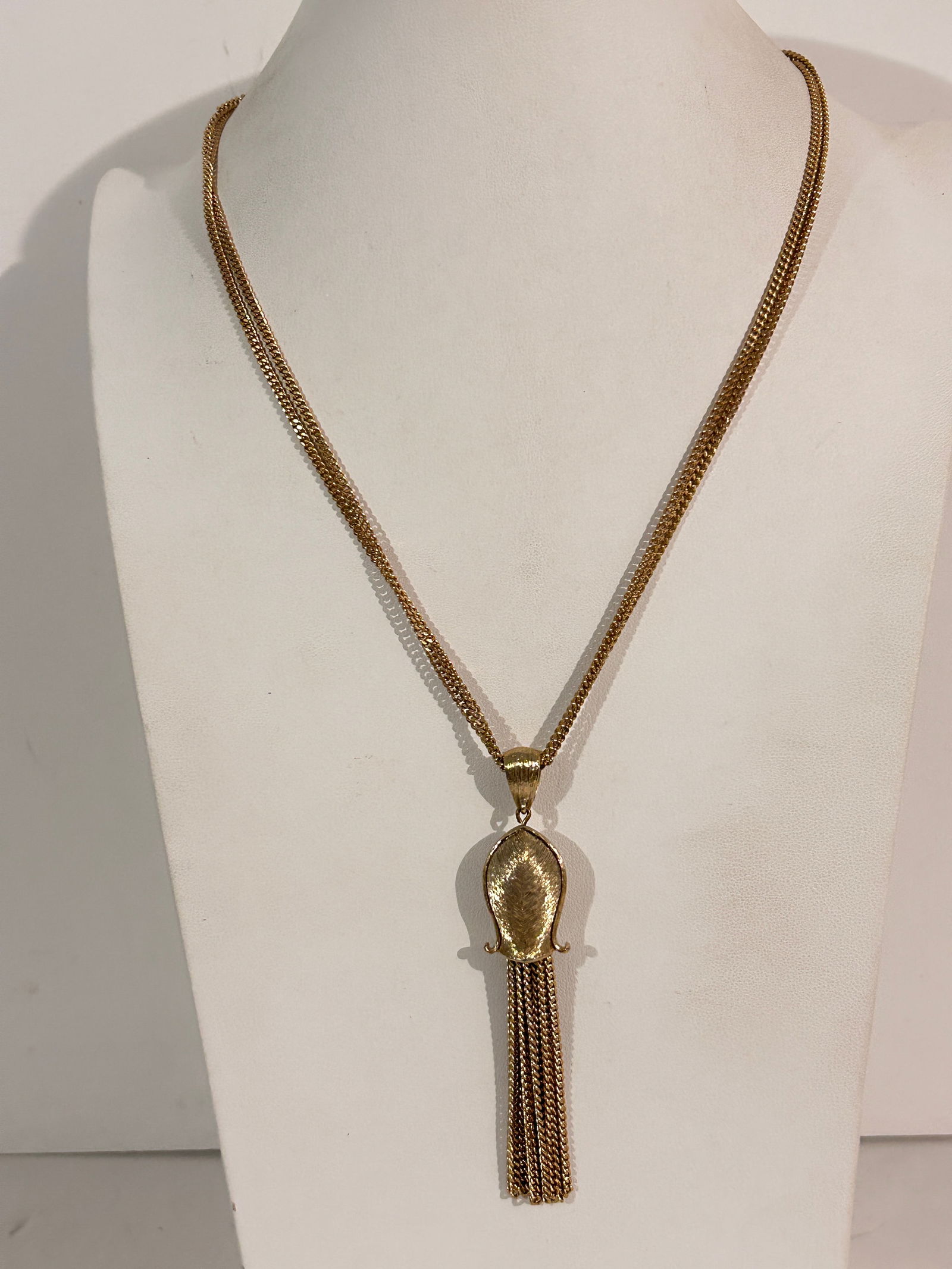 Vintage Gold tone Monet Tassel Necklace Sz 21": Vintage Gold tone Monet Tassel Necklace Sz 21" Please view all photos as they are part of the description and condition of this Item, Feel free to contact me with questions or picture requests! Used I