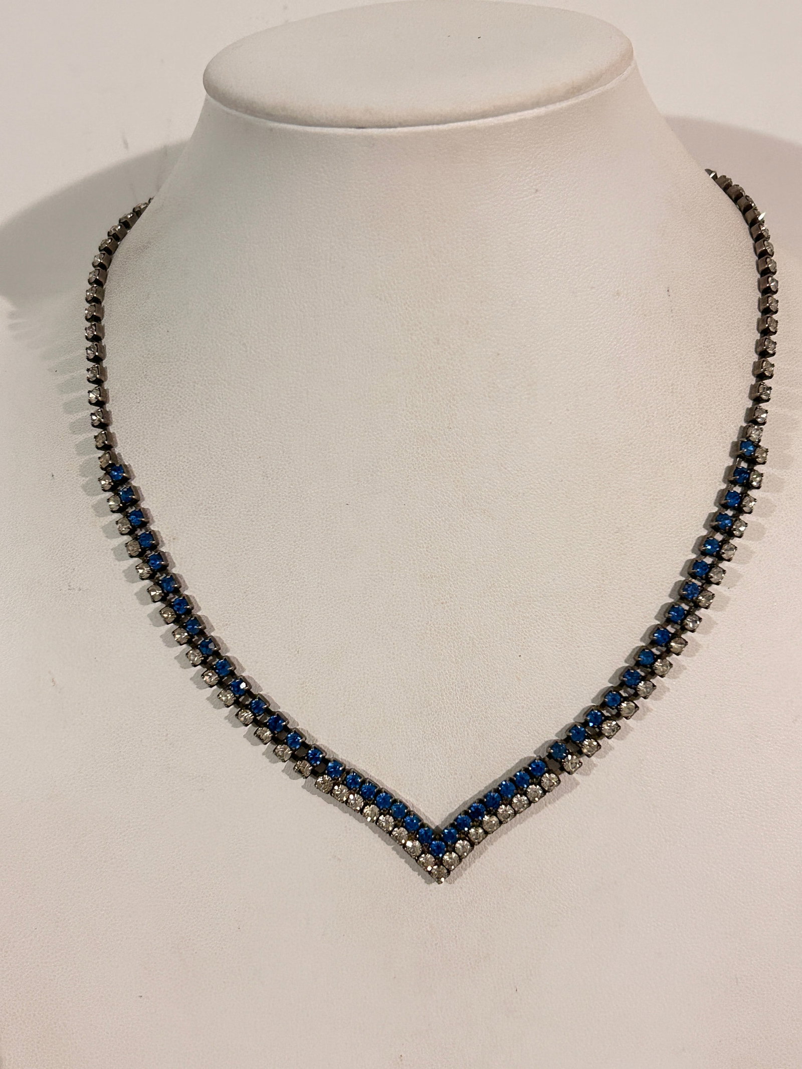 Vintage Silver tone Blue Rhinestone Necklace Sz 17": Vintage Silver tone Blue Rhinestone Necklace Sz 17" Please view all photos as they are part of the description and condition of this Item, Feel free to contact me with questions or picture requests! U