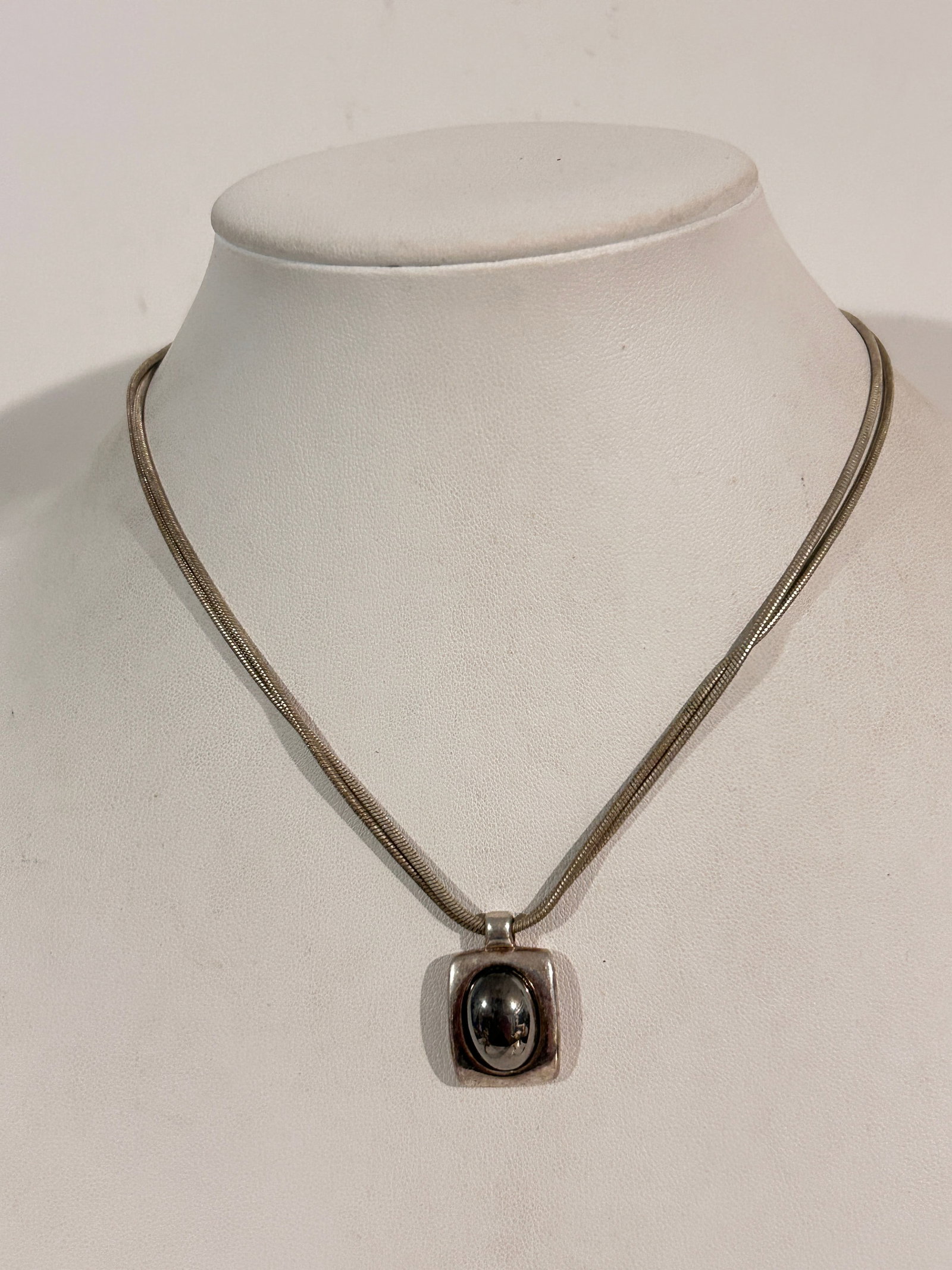 Vintage Silver tone Express Necklace Sz 14": Vintage Silver tone Express Necklace Sz 14" Please view all photos as they are part of the description and condition of this Item, Feel free to contact me with questions or picture requests! Used Item