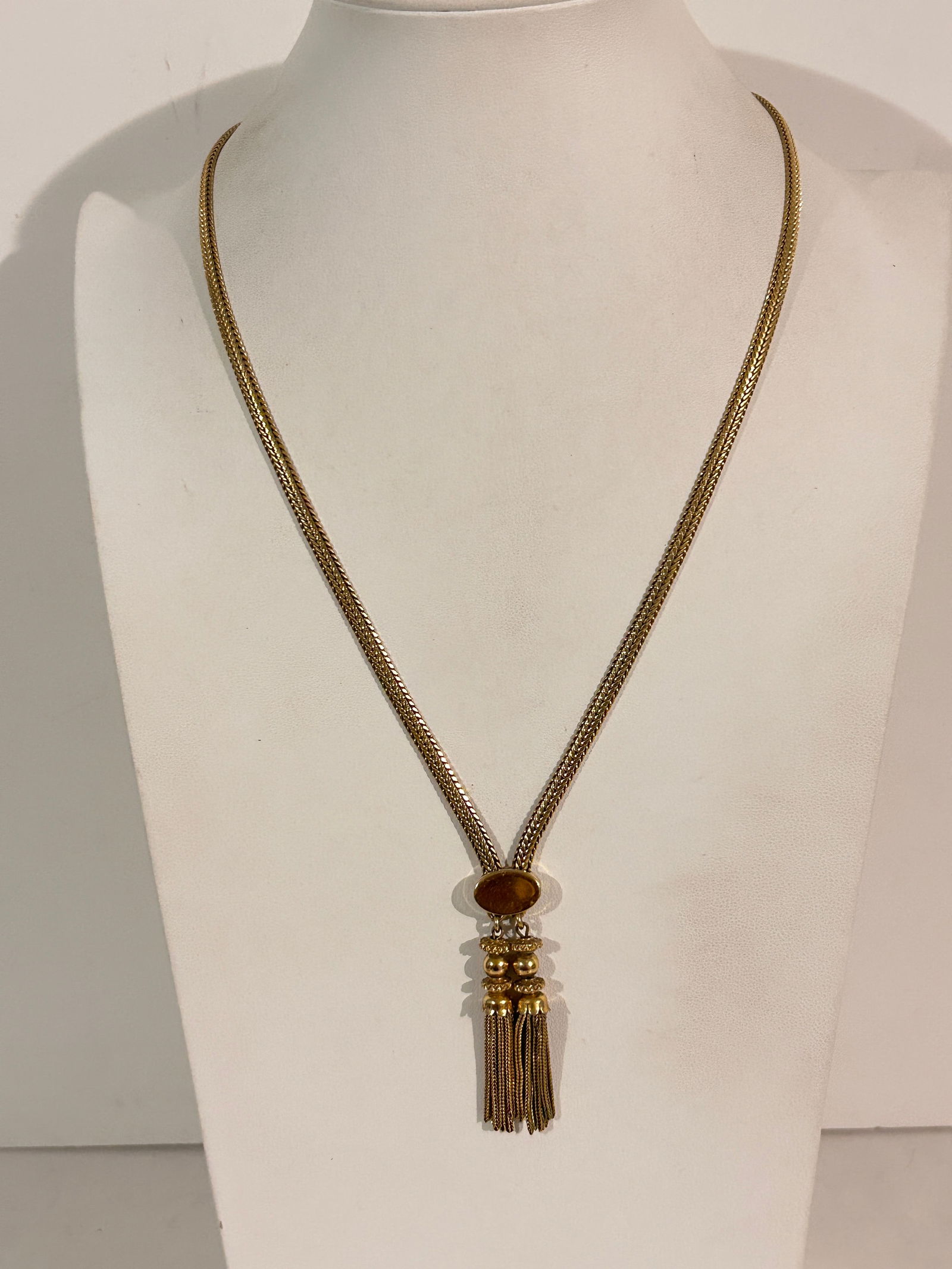 Vintage Gold tone Monet adjustable Necklace Sz 22": Vintage Gold tone Monet adjustable Necklace Sz 22" Please view all photos as they are part of the description and condition of this Item, Feel free to contact me with questions or picture requests! Us