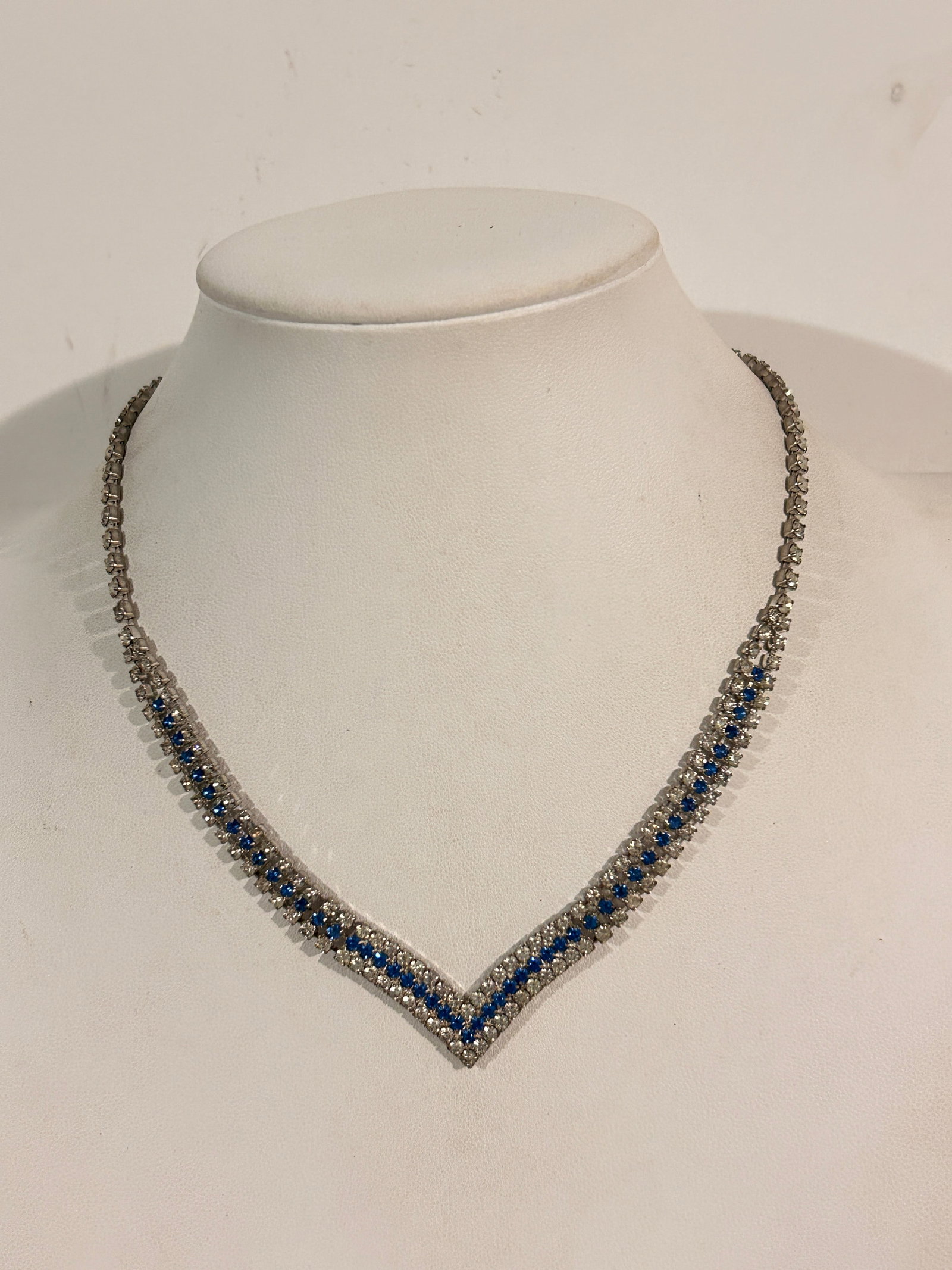 Vintage Silver Tone Blue Rhinestone Necklace Sz 15": Vintage Silver Tone Blue Rhinestone Necklace Sz 15" Please view all photos as they are part of the description and condition of this Item, Feel free to contact me with questions or picture requests! U