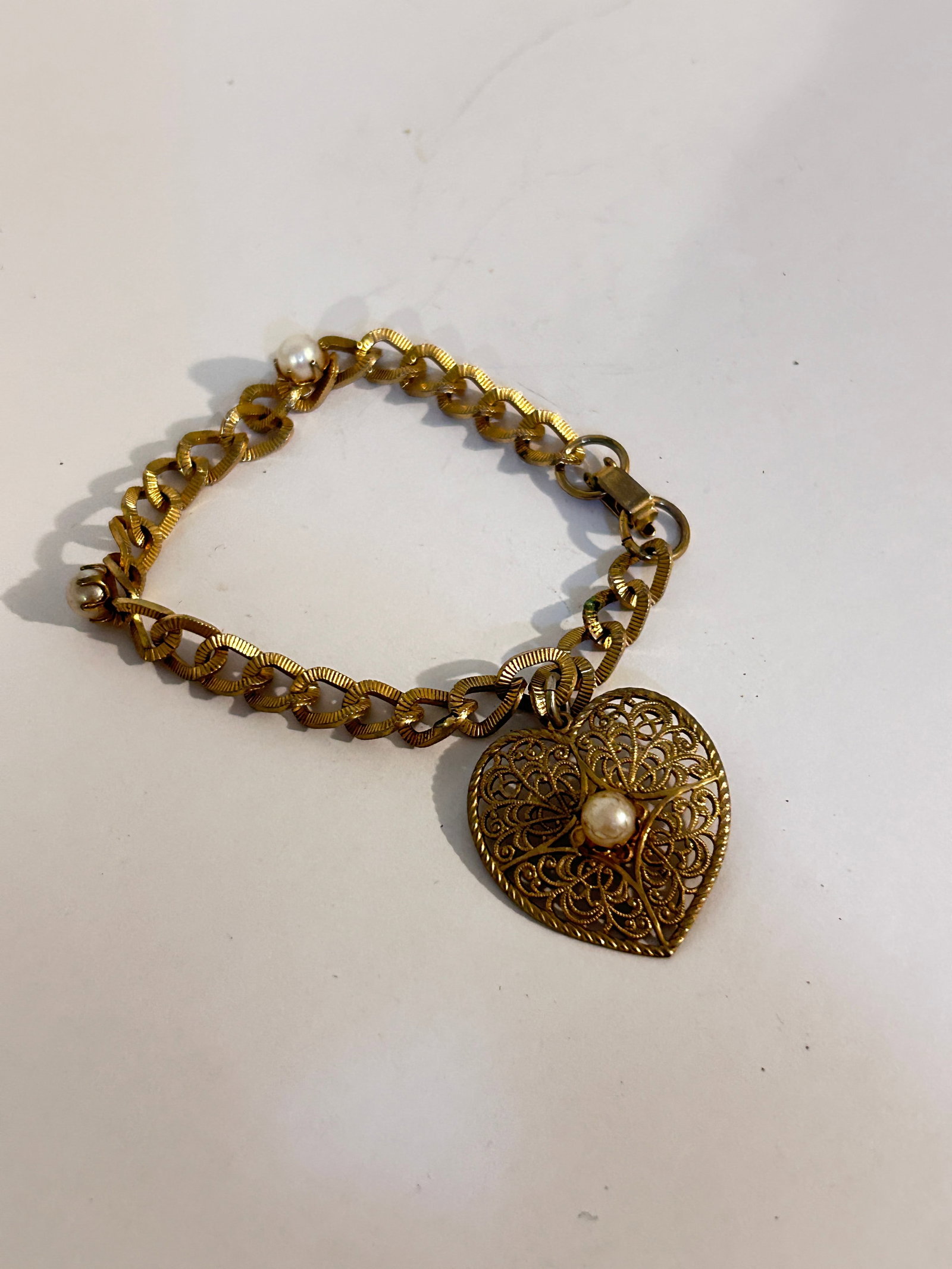 Vintage Gold tone filigree heart Bracelet 7": Vintage Gold tone filigree heart Bracelet 7" Please view all photos as they are part of the description and condition of this Item, Feel free to contact me with questions or picture requests! Used Ite