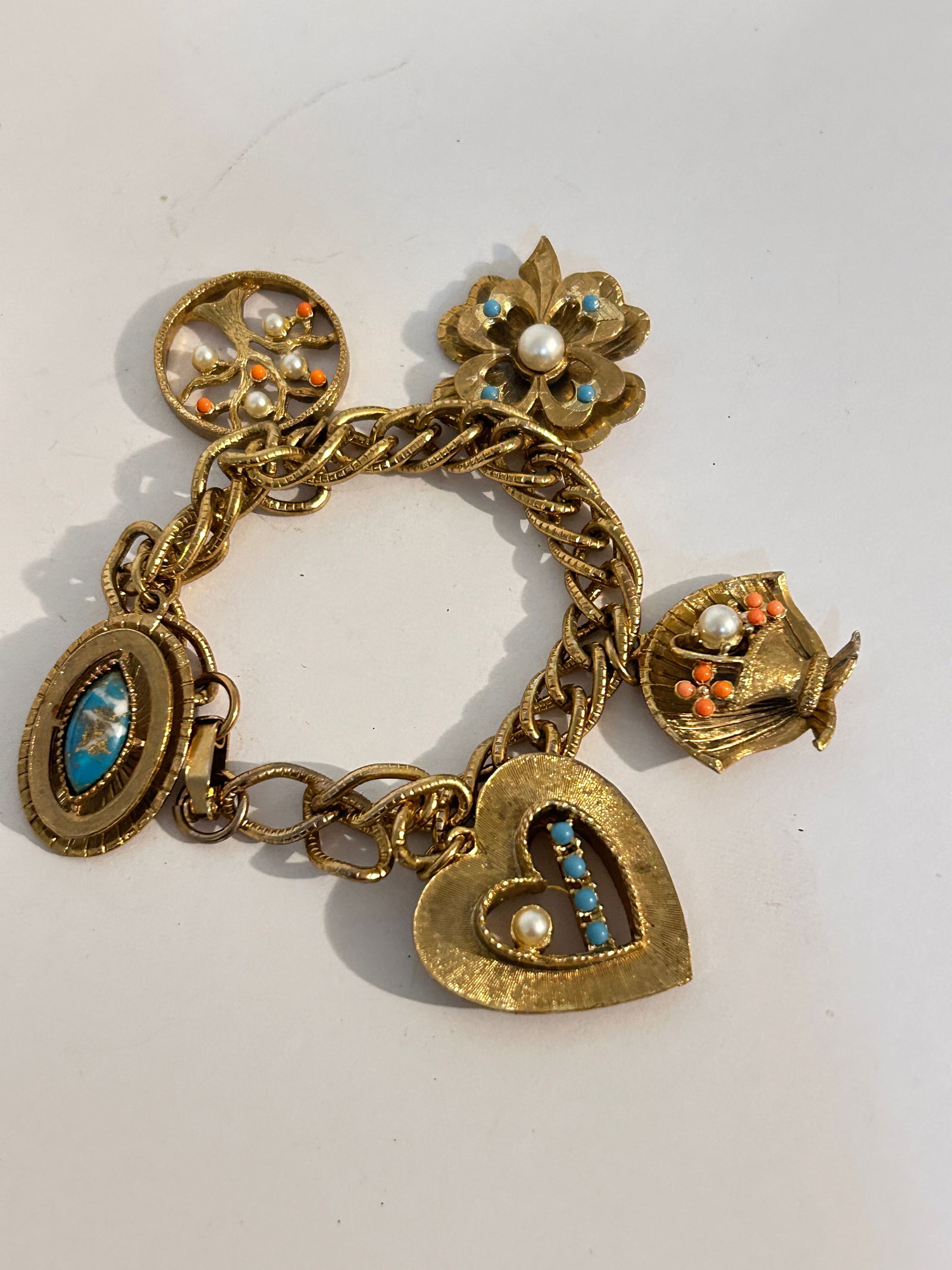 Vintage Gold tone Charm Bracelet 7" (1 of 4)