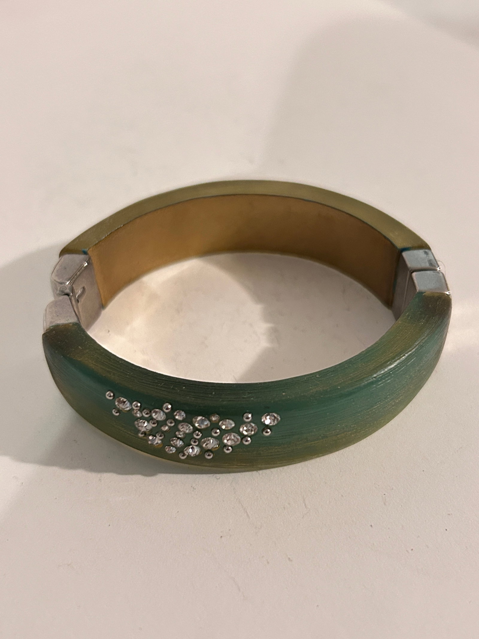Vintage KC Acrylic hinged Bracelet 7": Vintage KC Acrylic hinged Bracelet 7" Please view all photos as they are part of the description and condition of this Item, Feel free to contact me with questions or picture requests! Used Item AS IS