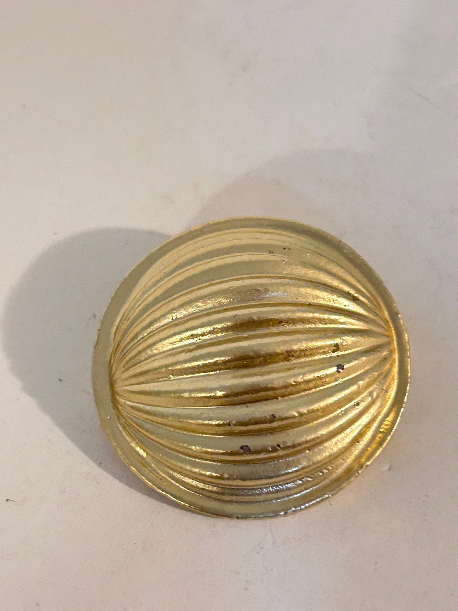 Vintage Gold tone Brooch: Vintage Gold tone Brooch Please view all photos as they are part of the description and condition of this Item, Feel free to contact me with questions or picture requests! Used Item AS IS