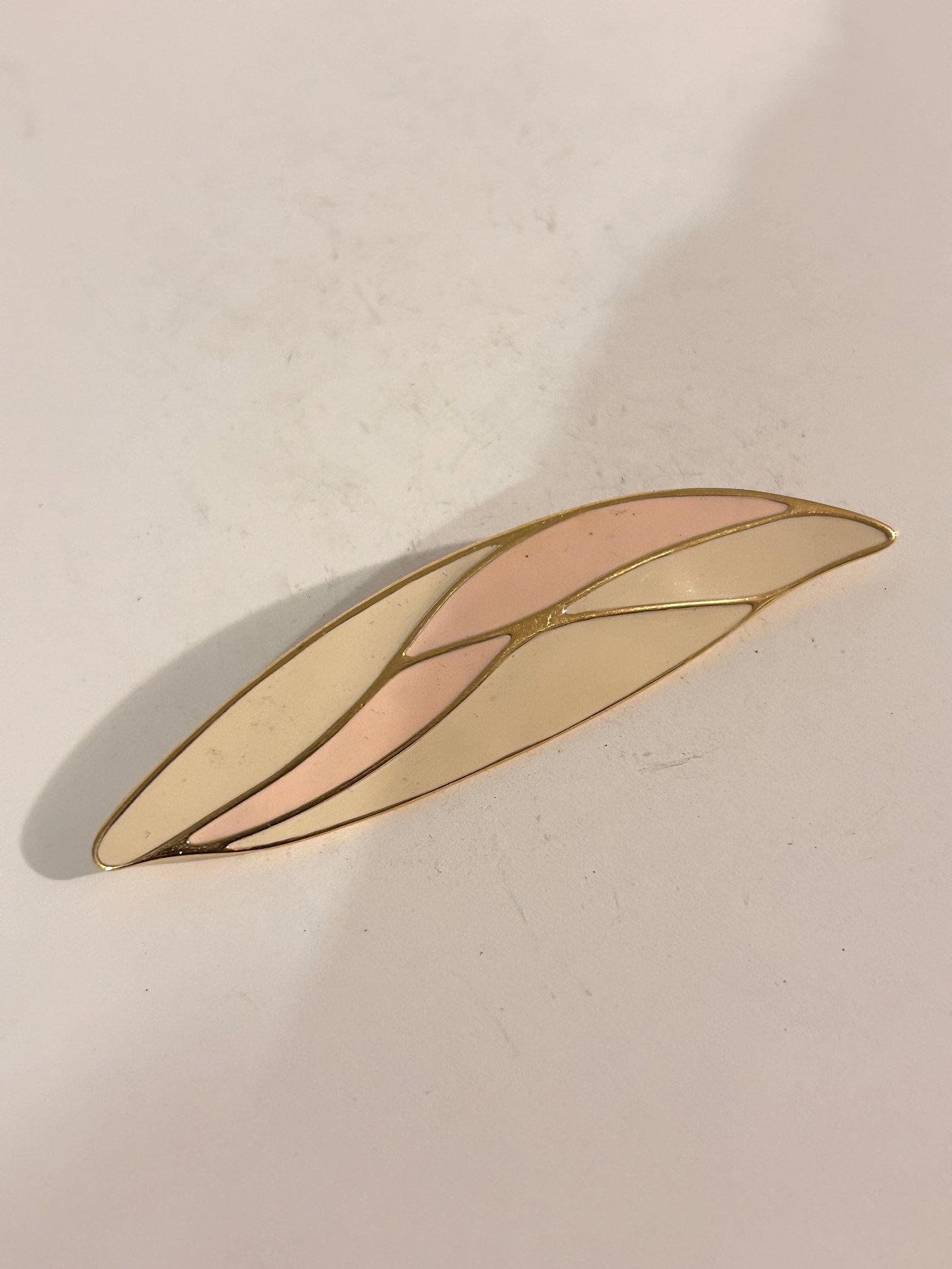 Vintage Monet Enamel Leaf Brooch: Vintage Monet Enamel Leaf Brooch Please view all photos as they are part of the description and condition of this Item, Feel free to contact me with questions or picture requests! Used Item AS IS