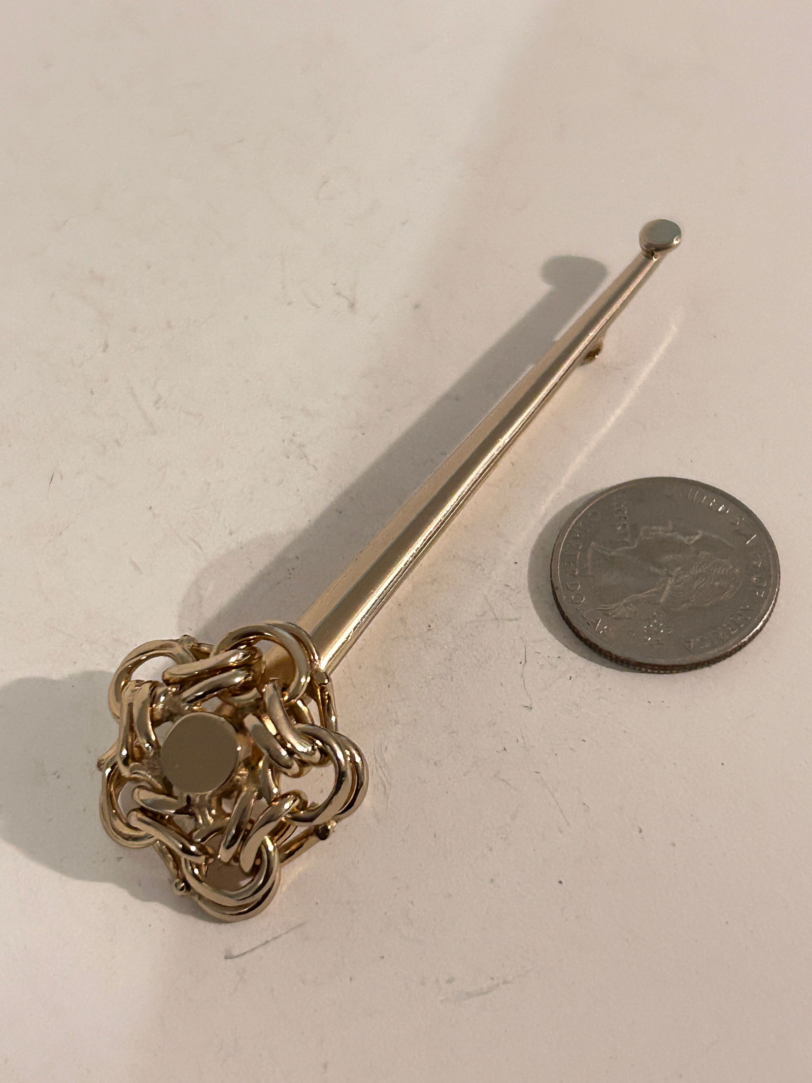 Vintage Gold tone Monet Brooch: Vintage Gold tone Monet Brooch Please view all photos as they are part of the description and condition of this Item, Feel free to contact me with questions or picture requests! Used Item AS IS