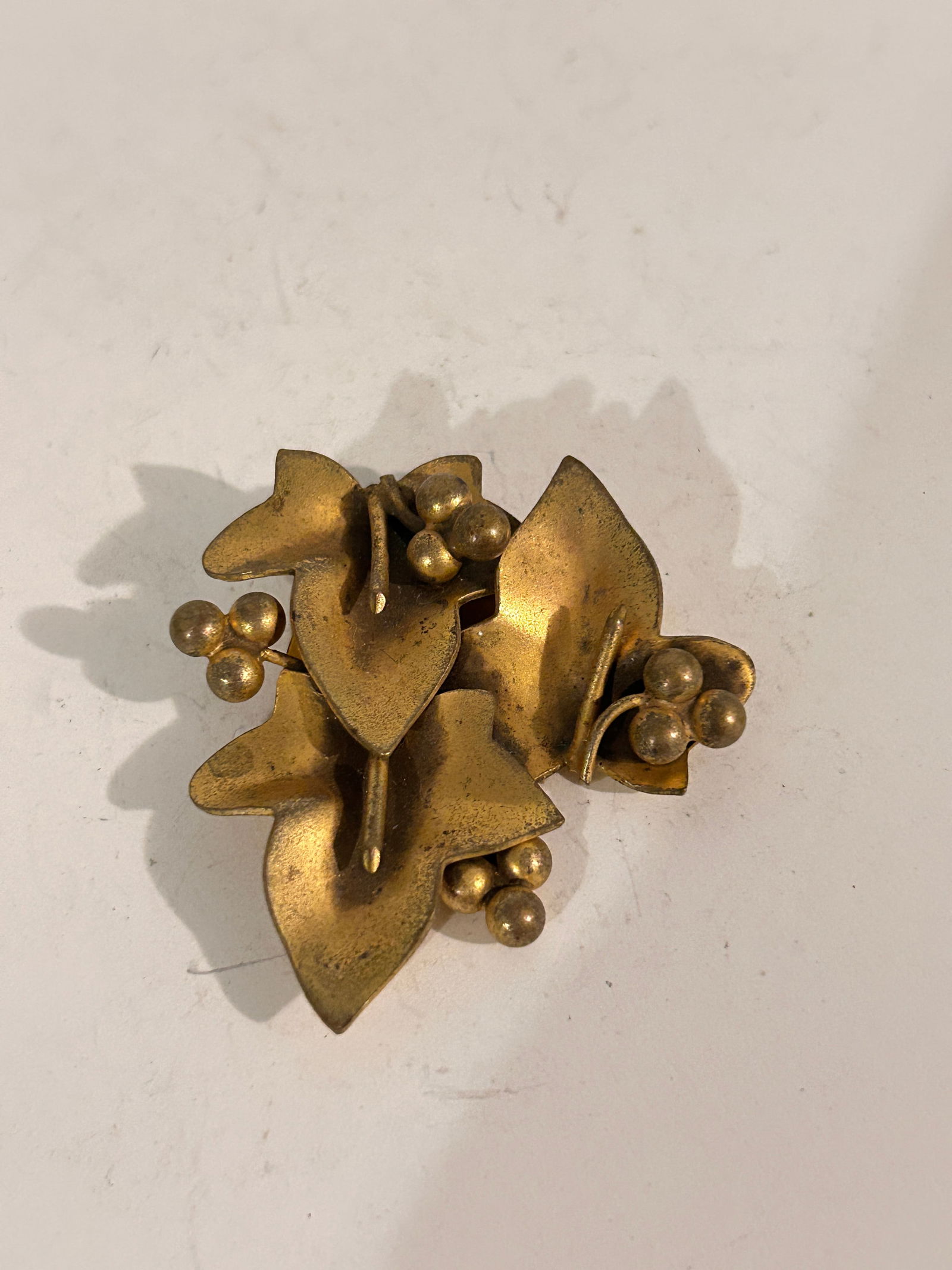 Vintage Brass Shoe Clip: Vintage Brass Shoe Clip Please view all photos as they are part of the description and condition of this Item, Feel free to contact me with questions or picture requests! Used Item AS IS