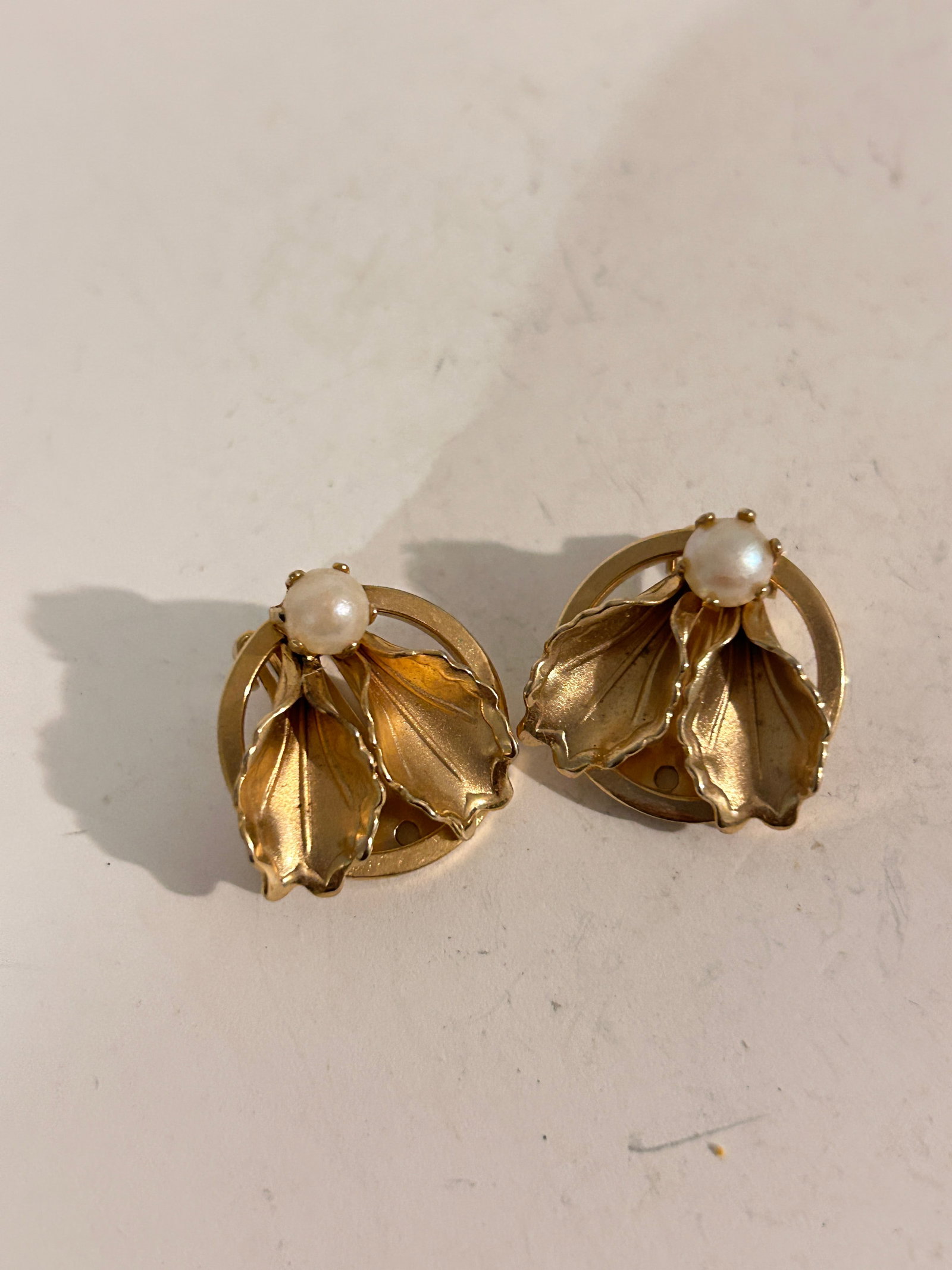 Vintage Gold tone Faux Pearl Earrings: Vintage Gold tone Faux Pearl Earrings Please view all photos as they are part of the description and condition of this Item, Feel free to contact me with questions or picture requests! Used Item AS IS