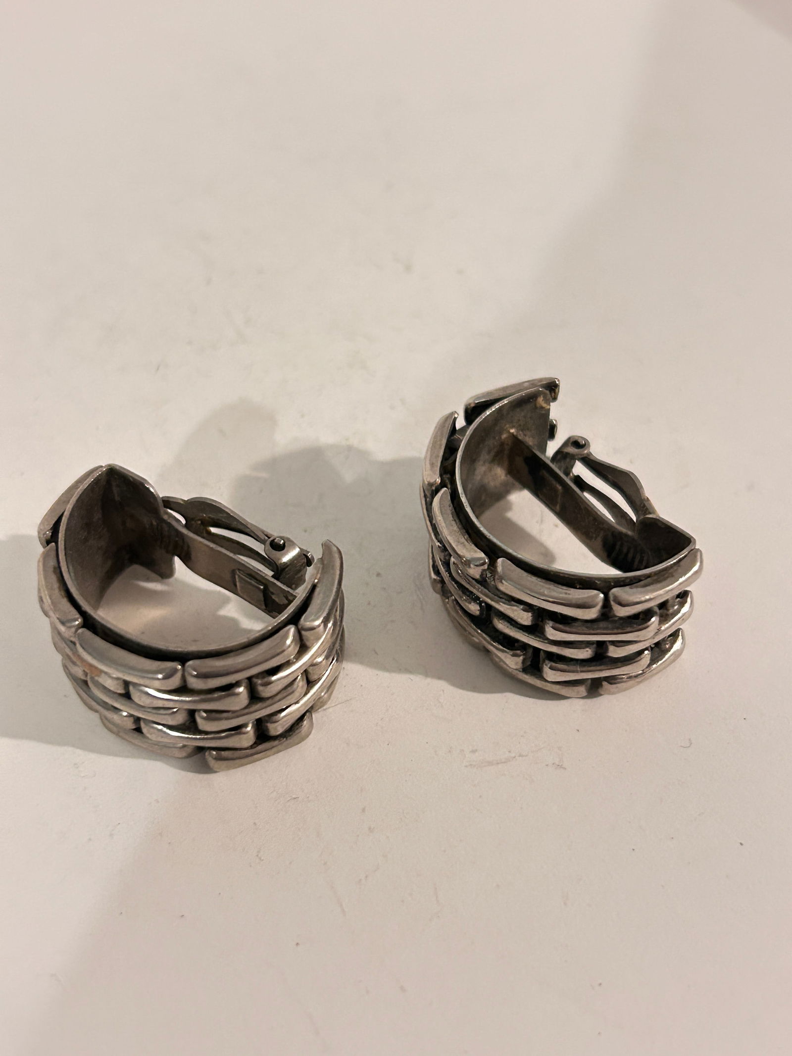 Vintage Silver Tone Earrings: Vintage Silver Tone Earrings Please view all photos as they are part of the description and condition of this Item, Feel free to contact me with questions or picture requests! Used Item AS IS