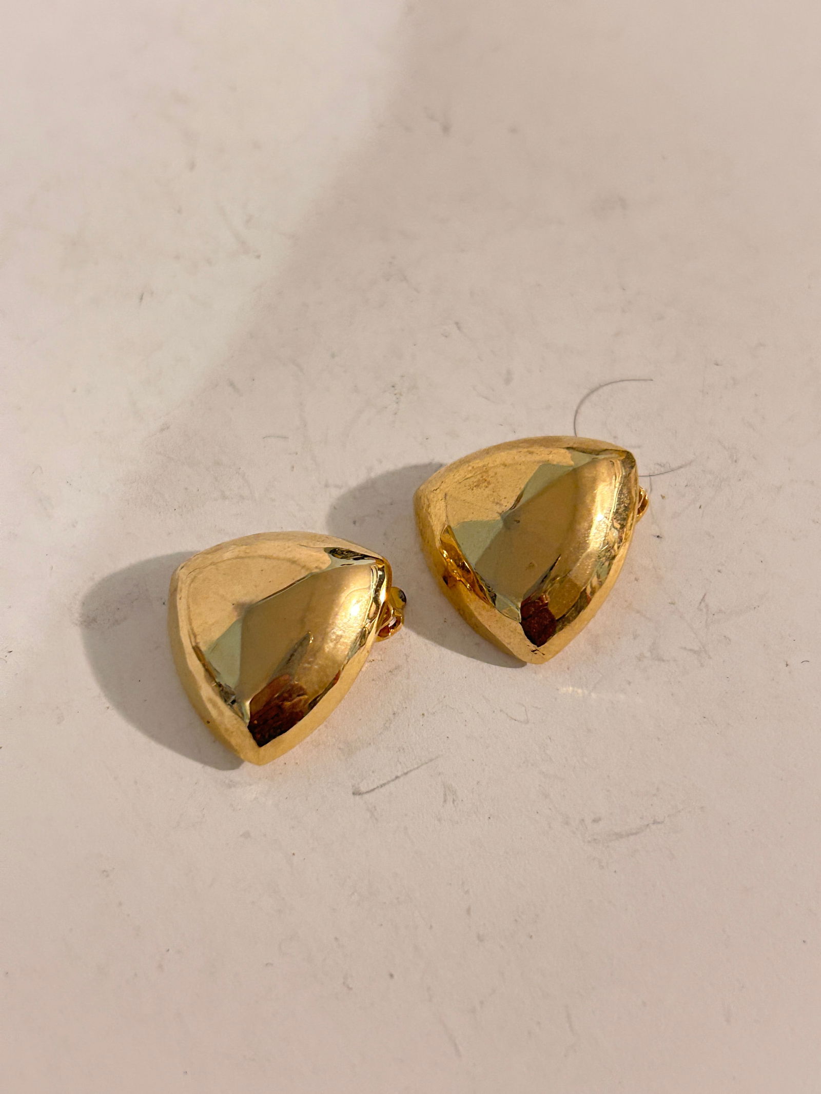 Vintage Gold tone Earrings: Vintage Gold tone Earrings Please view all photos as they are part of the description and condition of this Item, Feel free to contact me with questions or picture requests! Used Item AS IS