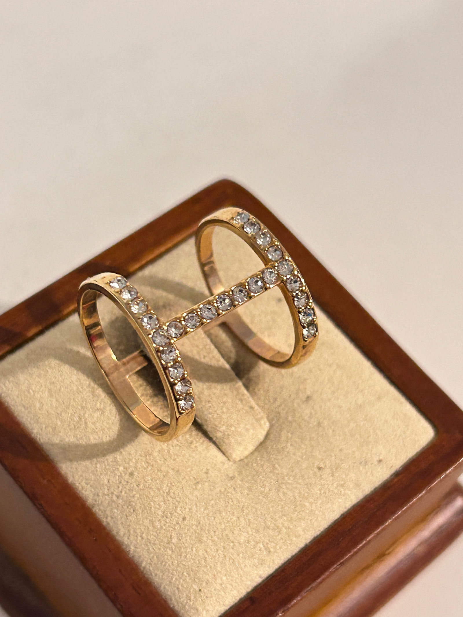 Vintage Gold tone Rhinestone Ring Sz 8 (1 of 4)