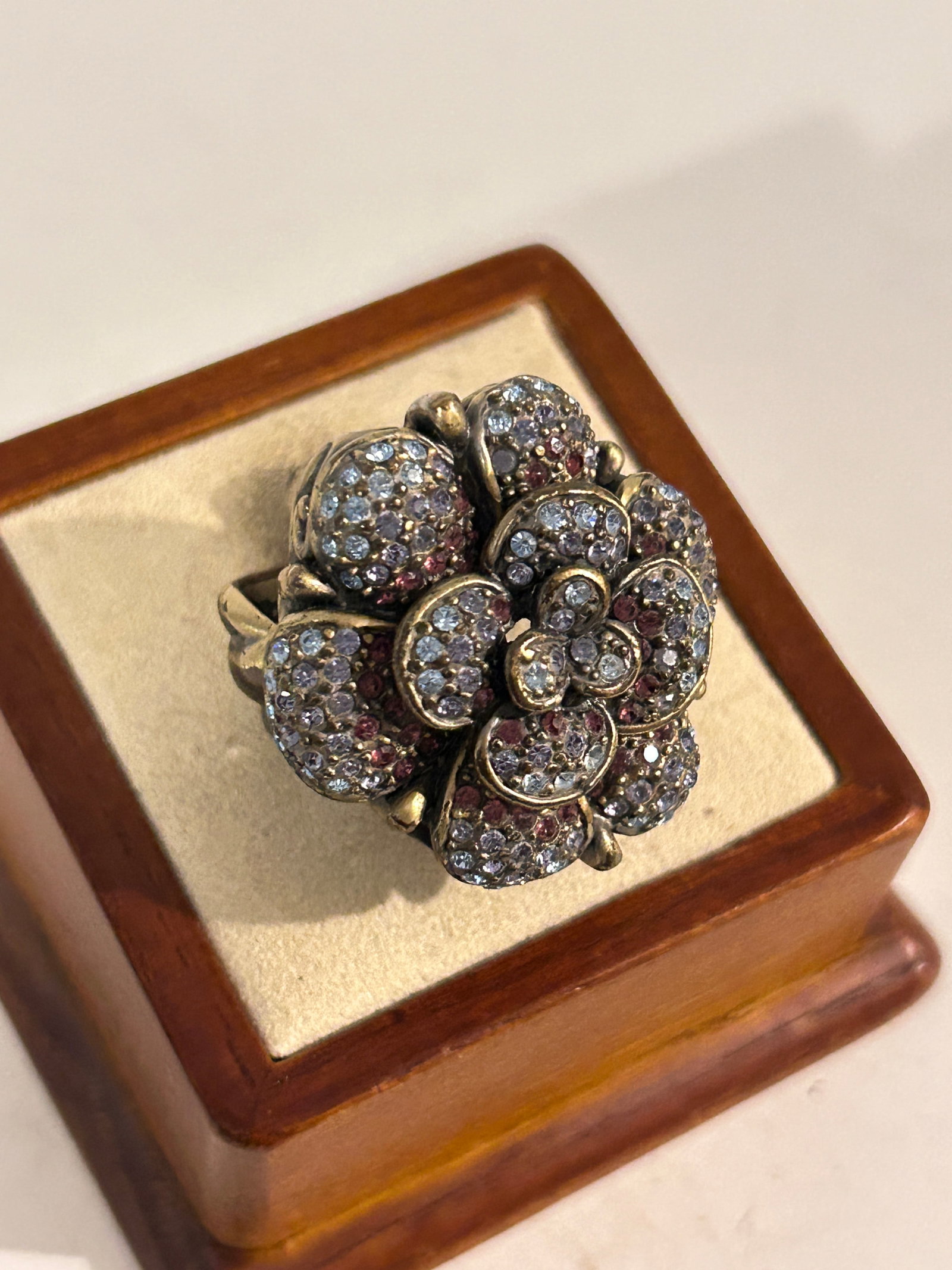 Heidi Daus Swarovski Crystal Multicolor Big Flower Sz 10: Heidi Daus Swarovski Crystal Multicolor Big Flower Sz 10 Please view all photos as they are part of the description and condition of this Item, Feel free to contact me with questions or picture reques