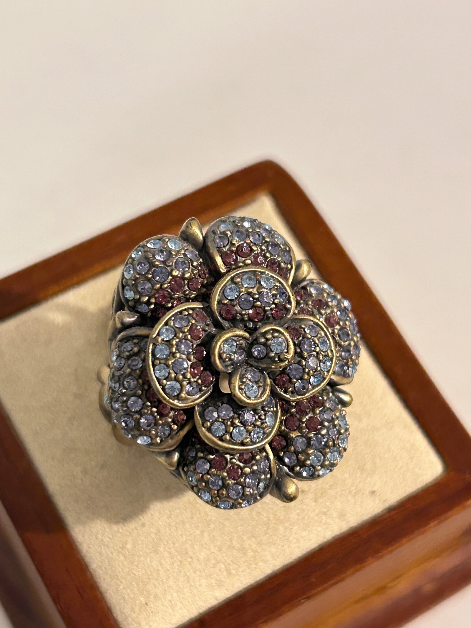 Heidi Daus Swarovski Crystal Multicolor Big Flower Sz 7: Heidi Daus Swarovski Crystal Multicolor Big Flower Sz 7 Please view all photos as they are part of the description and condition of this Item, Feel free to contact me with questions or picture request
