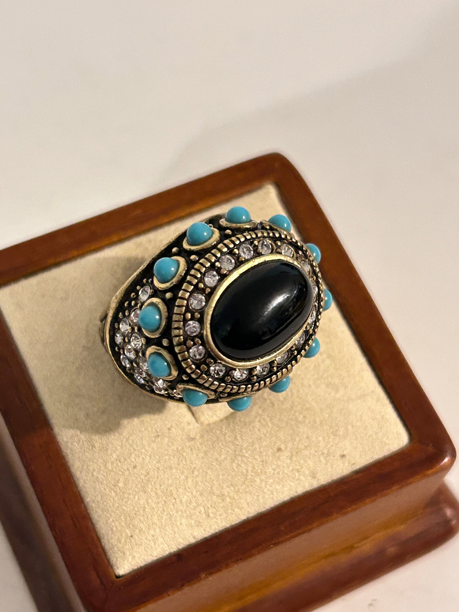 Heidi Daus Swarovski Crystal Domed Ring Sz 7: Heidi Daus Swarovski Crystal Domed Ring Sz 7 Please view all photos as they are part of the description and condition of this Item, Feel free to contact me with questions or picture requests! Used Ite