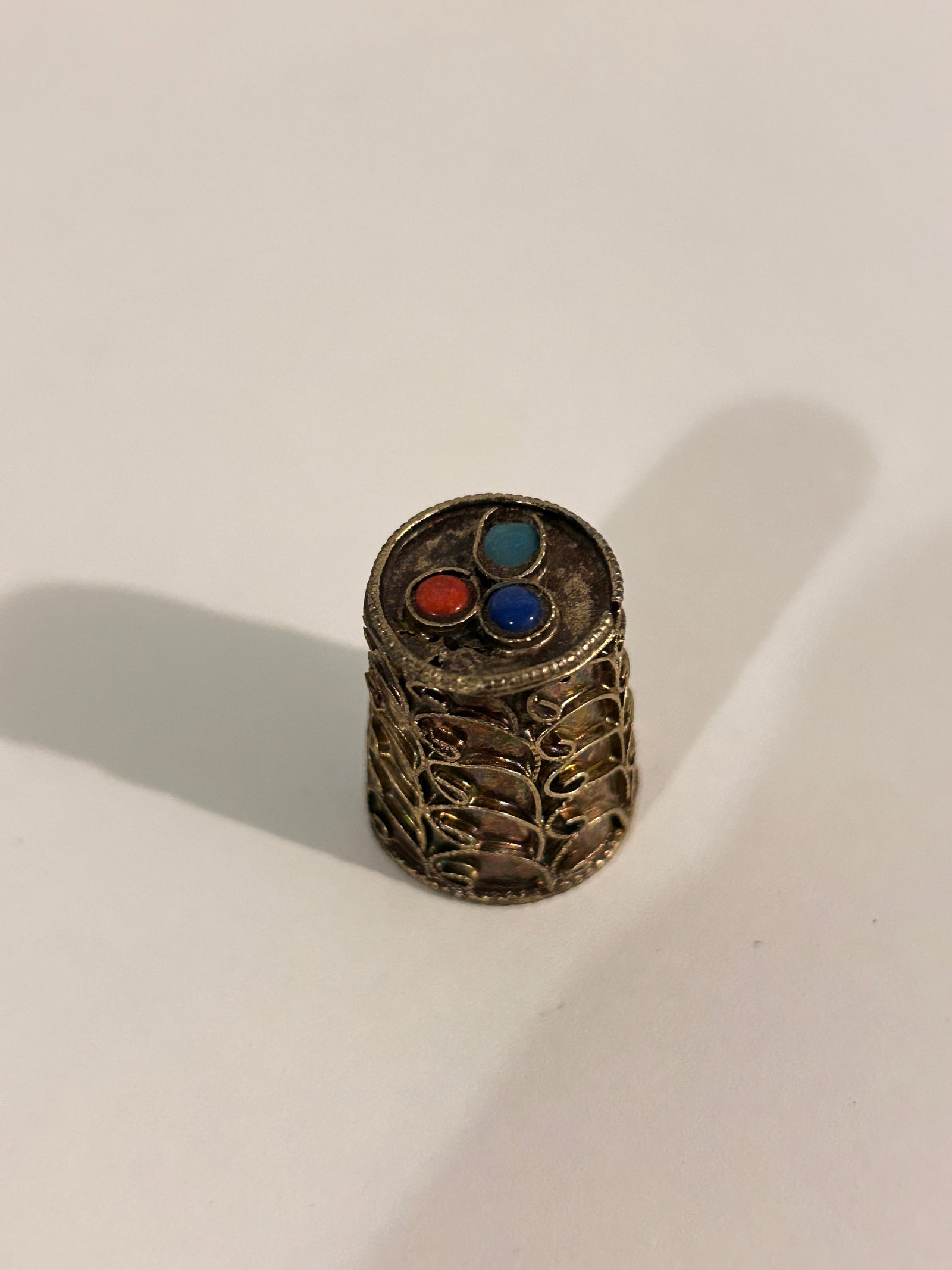 Vintage Old Thimble: Vintage Old Thimble Please view all photos as they are part of the description and condition of this Item, Feel free to contact me with questions or picture requests! Used Item AS IS