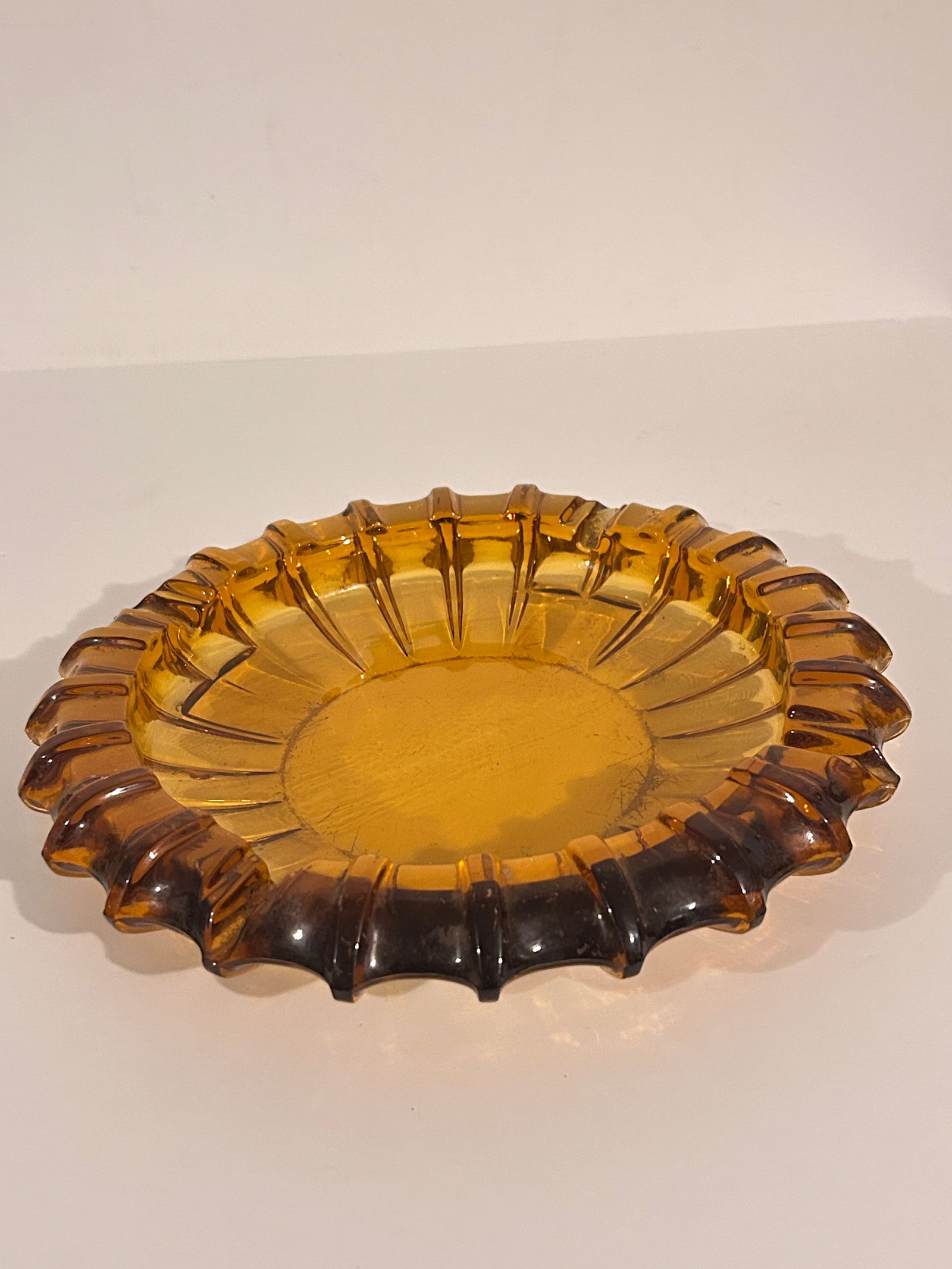 Vintage Amber large Ashtray 10" 1940s: Vintage Amber large Ashtray 10" 1940s Please view all photos as they are part of the description and condition of this Item, Feel free to contact me with questions or picture requests! Used Item AS IS