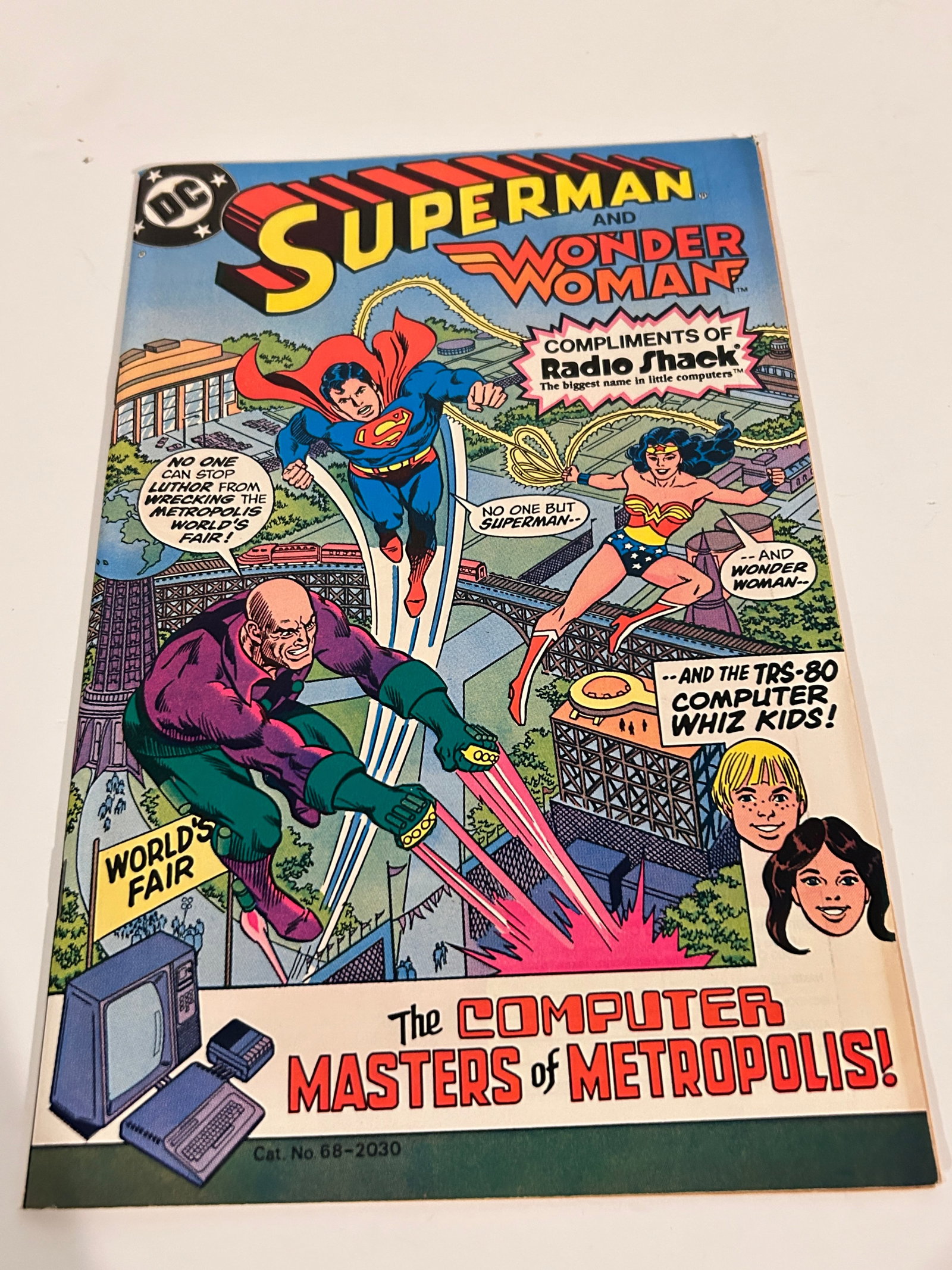 Vintage Comic Book Superman and Wonder Woman Radio Shack: Vintage Comic Book Superman and Wonder Woman Radio Shack Please view all photos as they are part of the description and condition of this Item, Feel free to contact me with questions or picture reques