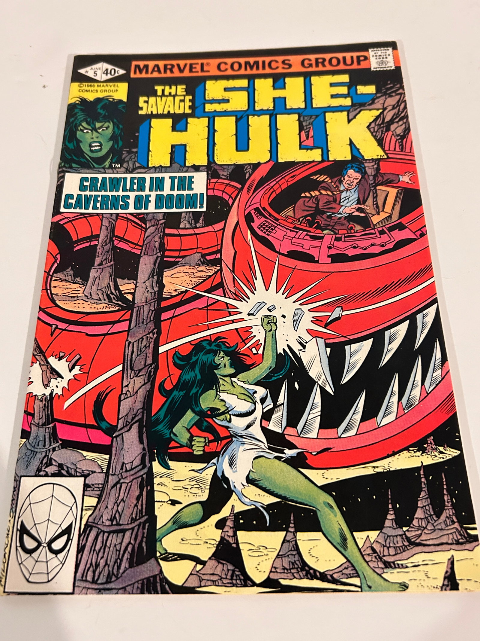 Vintage Comic Book The Savage She Hulk # 5: Vintage Comic Book The Savage She Hulk # 5 Please view all photos as they are part of the description and condition of this Item, Feel free to contact me with questions or picture requests! Used Item 