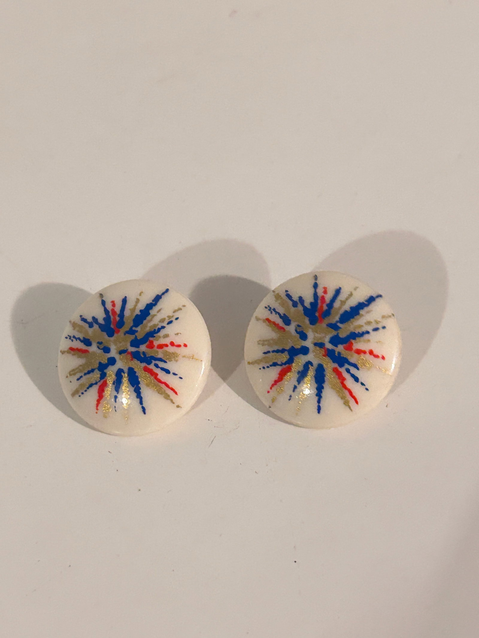 Vintage Acrylic White Earrings no backs: Vintage Acrylic White Earrings no backs Please view all photos as they are part of the description and condition of this Item, Feel free to contact me with questions or picture requests! Used Item AS 