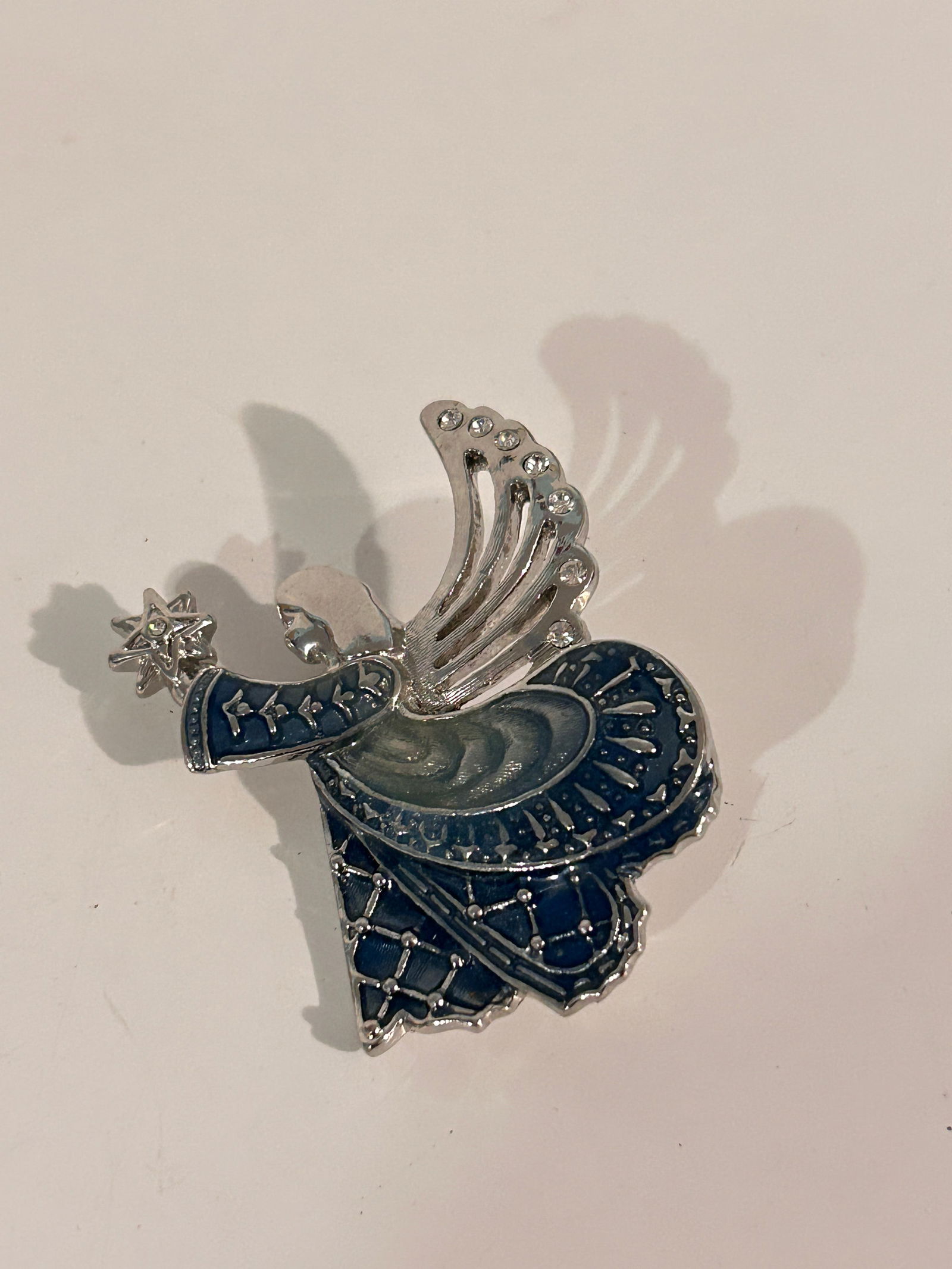 Vintage Monet Angel Brooch: Vintage Monet Angel Brooch Please view all photos as they are part of the description and condition of this Item, Feel free to contact me with questions or picture requests! Used Item AS IS