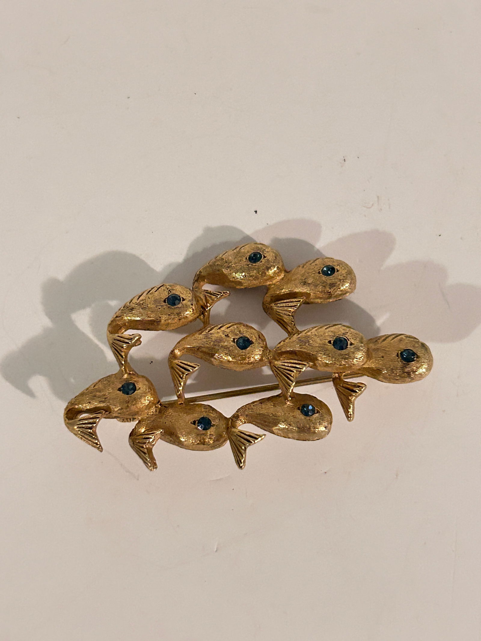 Vintage Erwin Pearl Gold tone Whale Brooch: Vintage Erwin Pearl Gold tone Whale Brooch Please view all photos as they are part of the description and condition of this Item, Feel free to contact me with questions or picture requests! Used Item