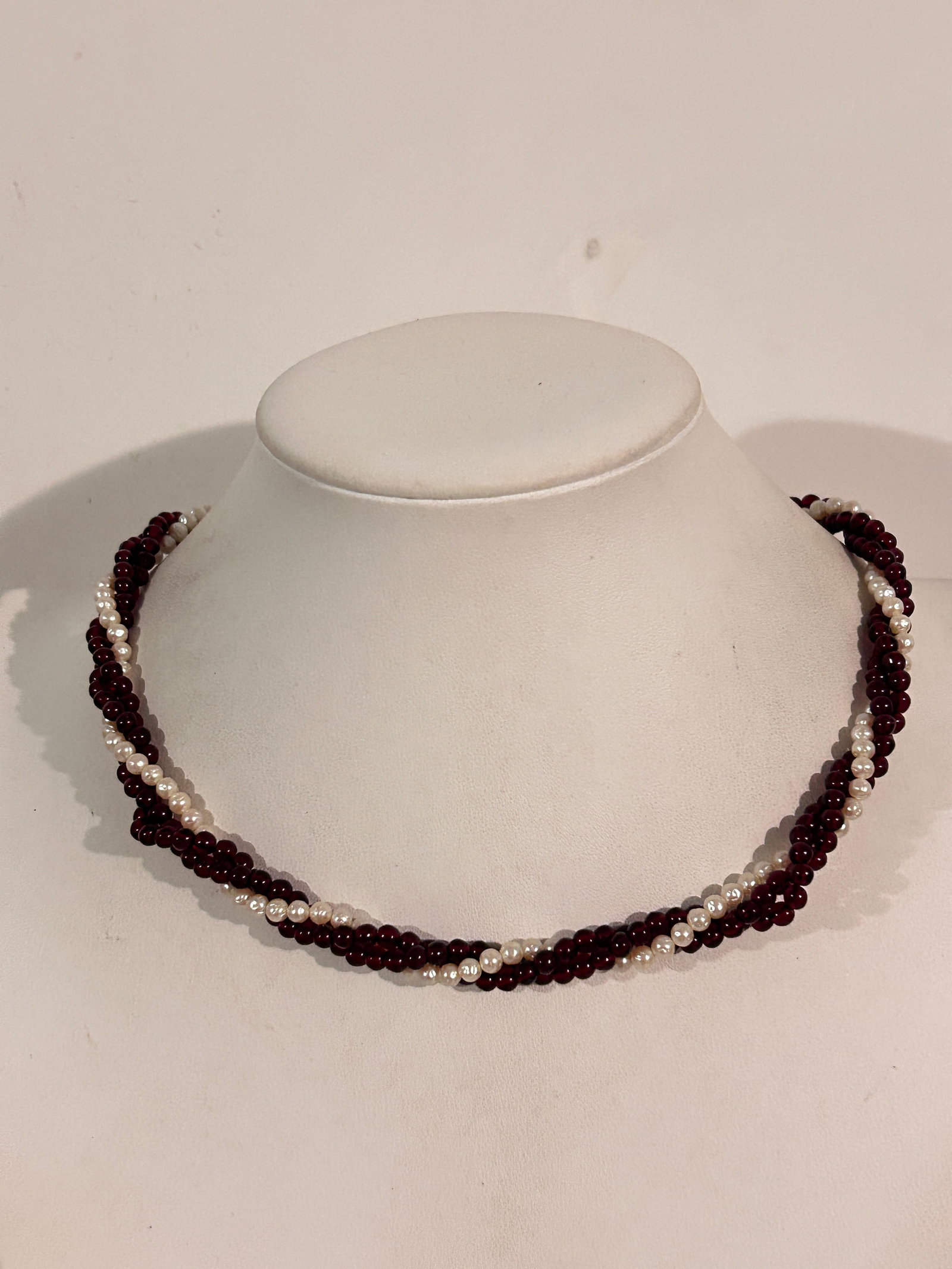 Vintage Bead Twist Necklace 17": Vintage Bead Twist Necklace 17" Please view all photos as they are part of the description and condition of this Item, Feel free to contact me with questions or picture requests! Used Item AS IS