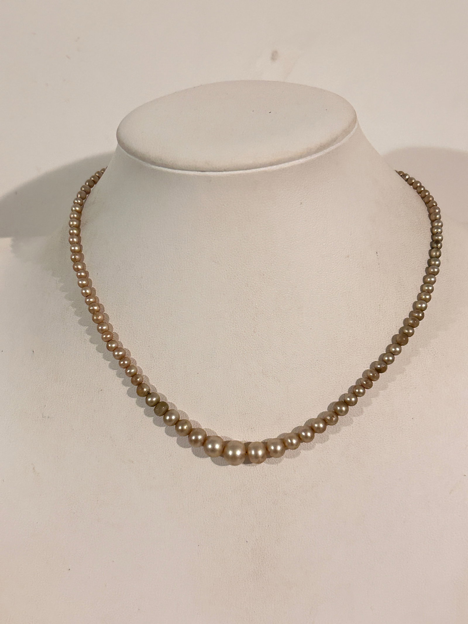 Vintage Faux Pearl Beaded Necklace 16": Vintage Faux Pearl Beaded Necklace 16" Please view all photos as they are part of the description and condition of this Item, Feel free to contact me with questions or picture requests! Used Item AS I