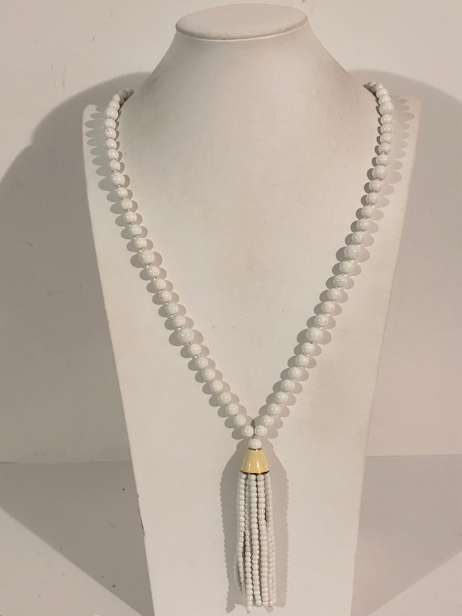 Vintage White Bead Tasle Necklace 36": Vintage White Bead Tasle Necklace 36" Please view all photos as they are part of the description and condition of this Item, Feel free to contact me with questions or picture requests! Used Item AS IS