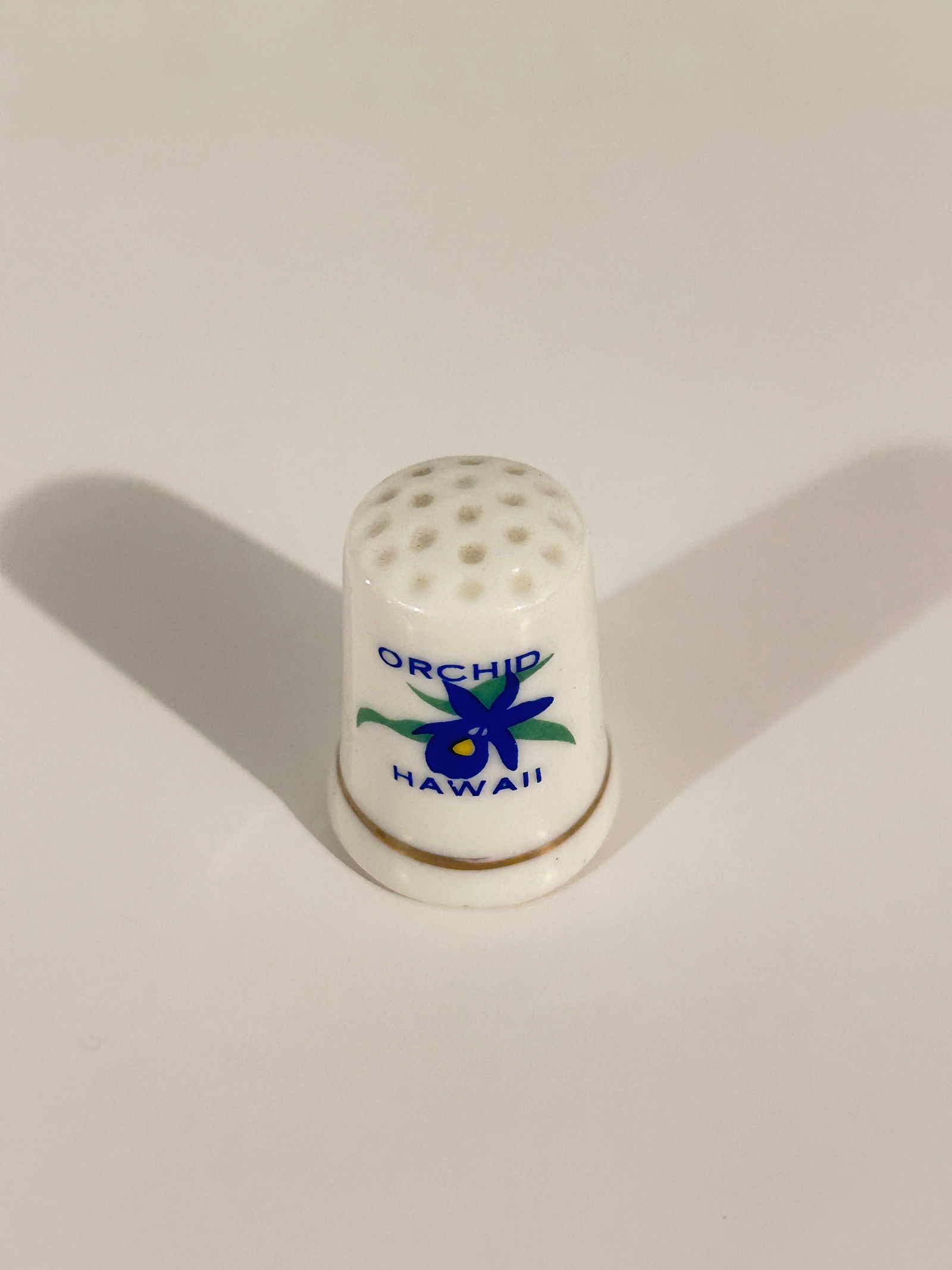 Vintage Thimble: Vintage Thimble Please view all photos as they are part of the description and condition of this Item, Feel free to contact me with questions or picture requests! Used Item AS IS