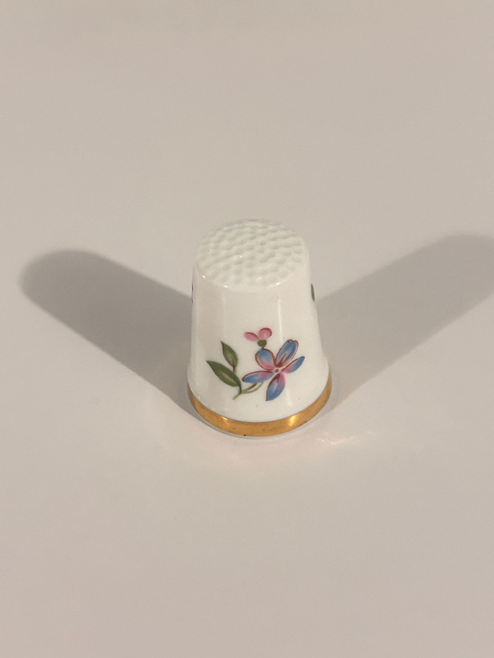 Vintage Thimble: Vintage Thimble Please view all photos as they are part of the description and condition of this Item, Feel free to contact me with questions or picture requests! Used Item AS IS