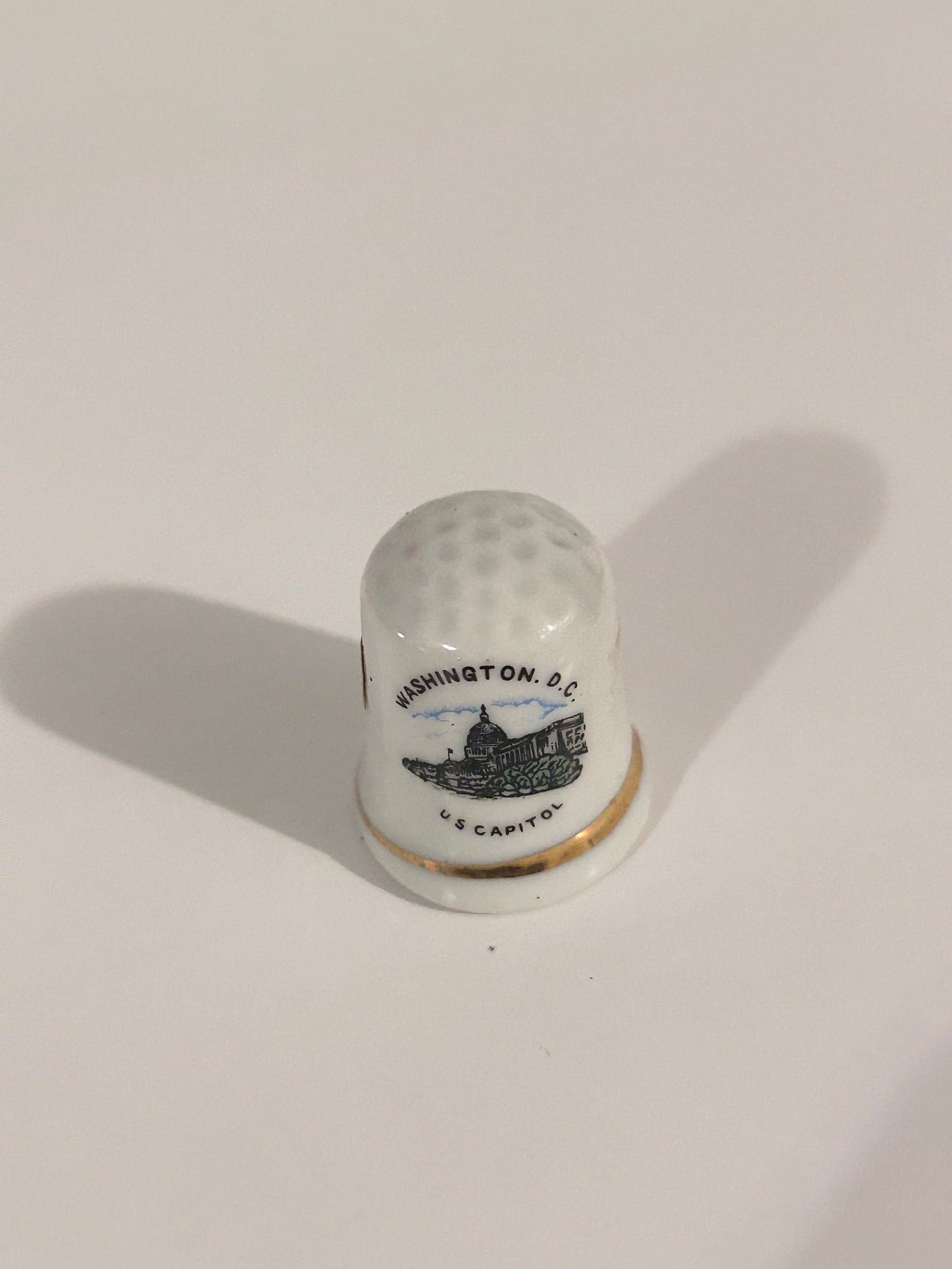 Vintage Thimble: Vintage Thimble Please view all photos as they are part of the description and condition of this Item, Feel free to contact me with questions or picture requests! Used Item AS IS