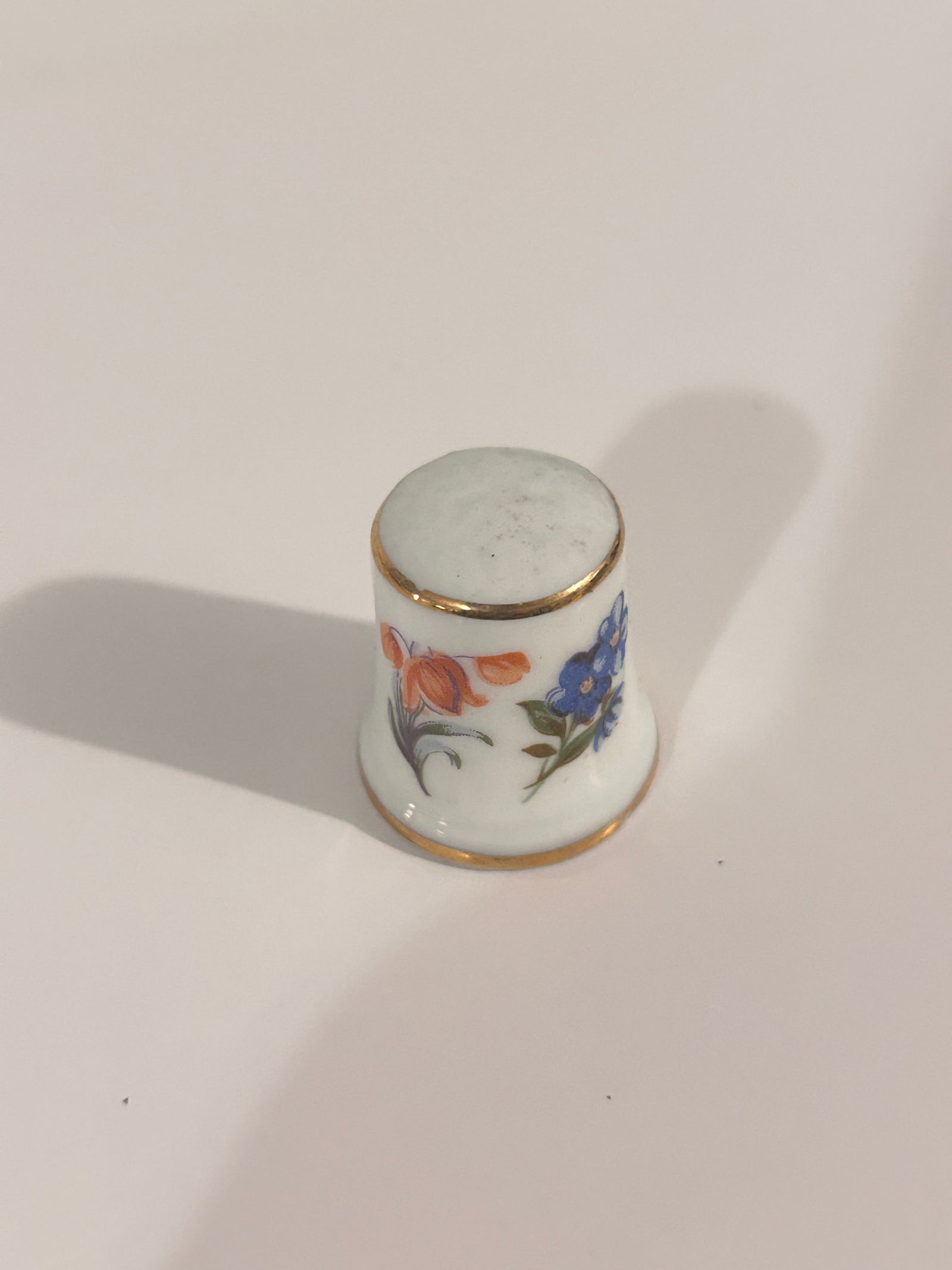 Vintage Thimble: Vintage Thimble Please view all photos as they are part of the description and condition of this Item, Feel free to contact me with questions or picture requests! Used Item AS IS