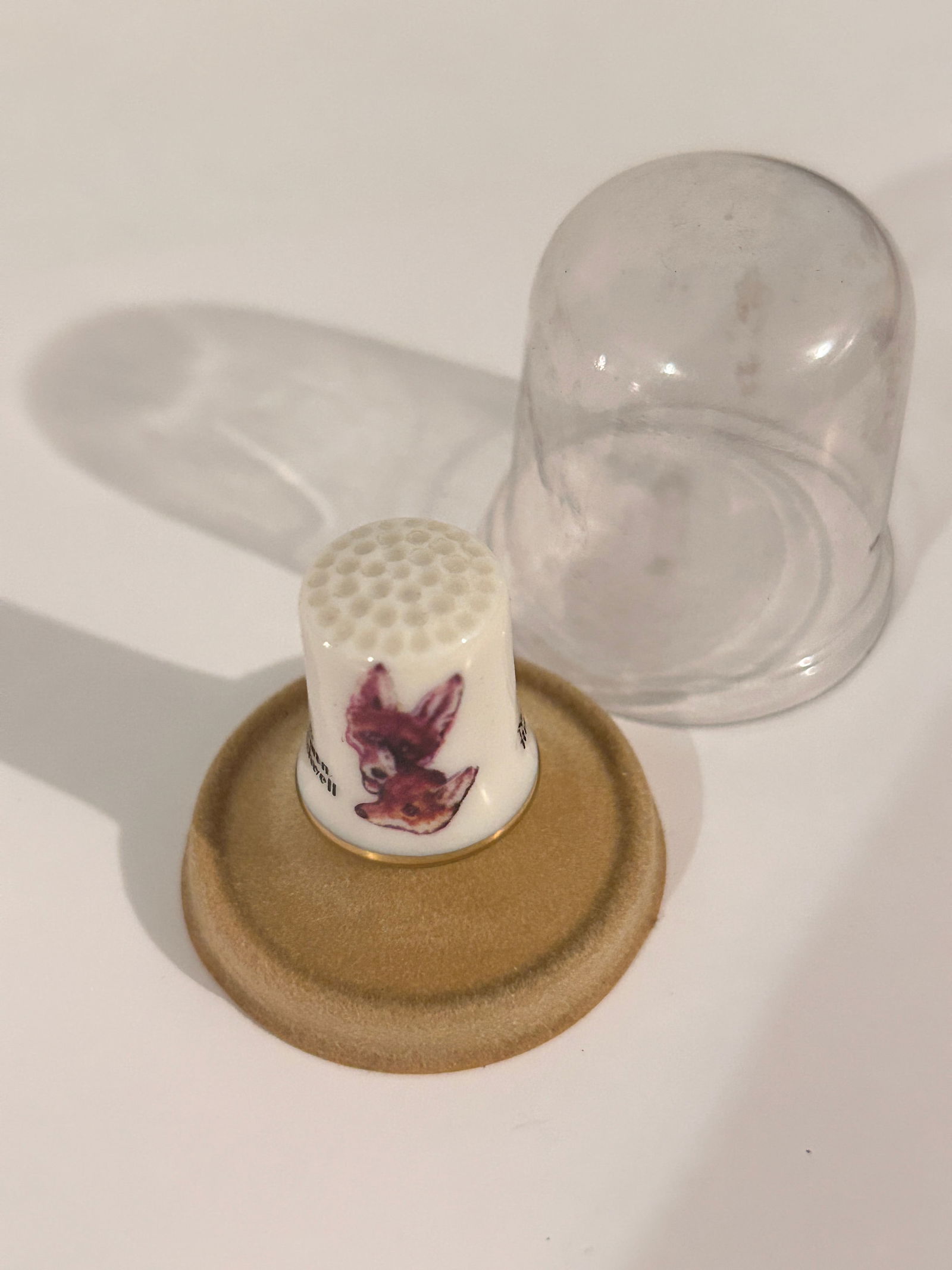 Vintage Thimble: Vintage Thimble Please view all photos as they are part of the description and condition of this Item, Feel free to contact me with questions or picture requests! Used Item AS IS