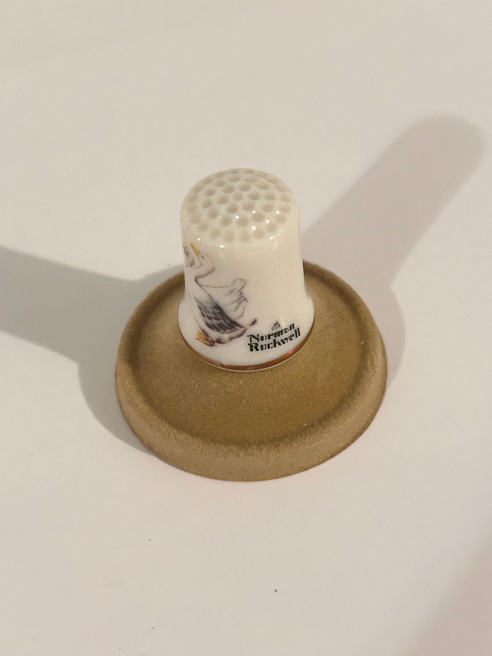 Vintage Thimble: Vintage Thimble Please view all photos as they are part of the description and condition of this Item, Feel free to contact me with questions or picture requests! Used Item AS IS