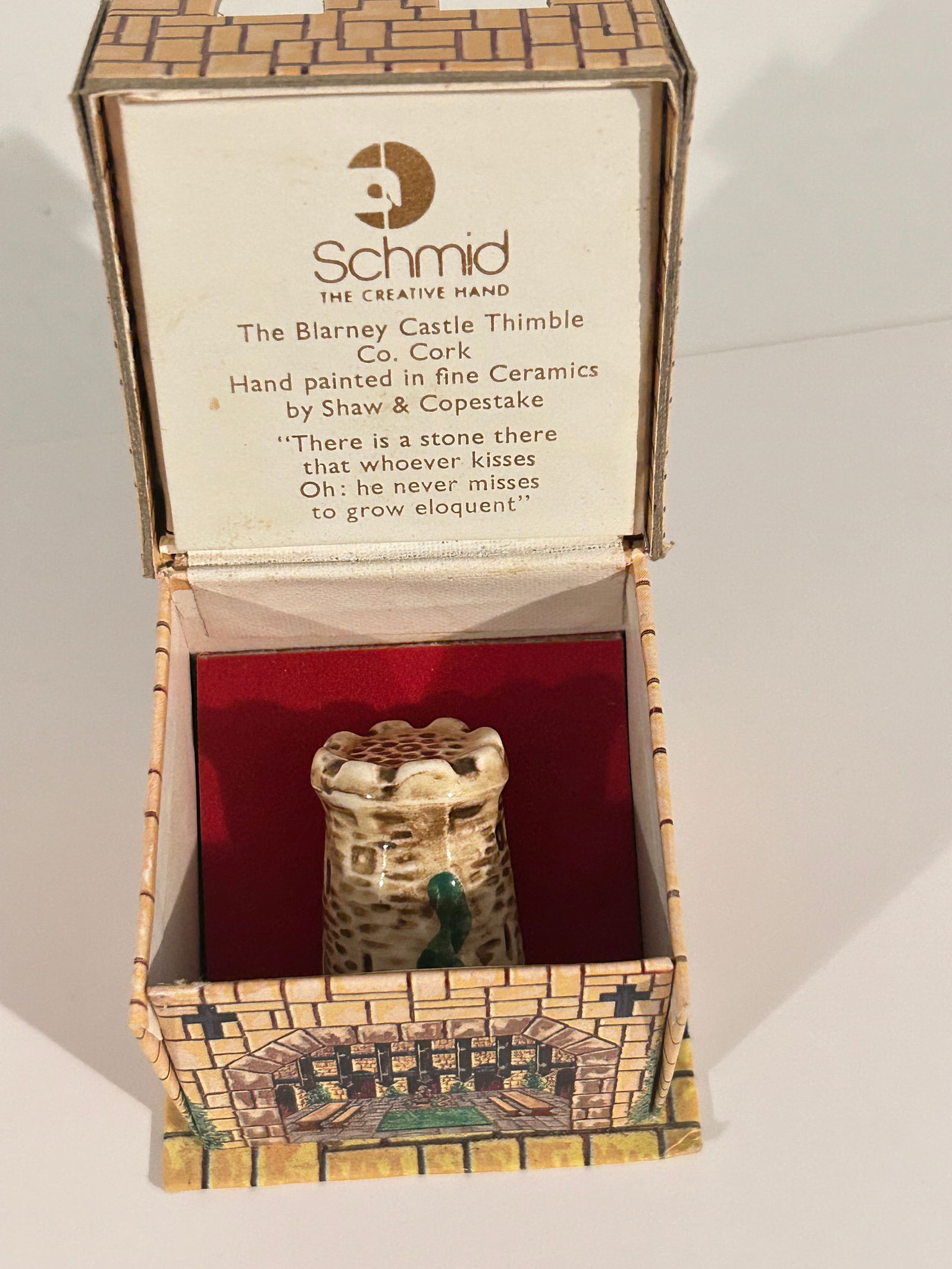 Vintage Thimble: Vintage Thimble Please view all photos as they are part of the description and condition of this Item, Feel free to contact me with questions or picture requests! Used Item AS IS